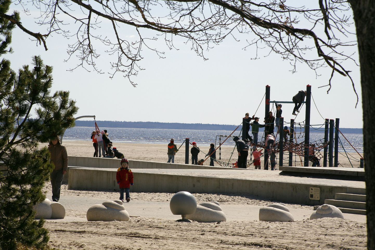 Laste mänguväljak rannas. Foto on illustreeriv.