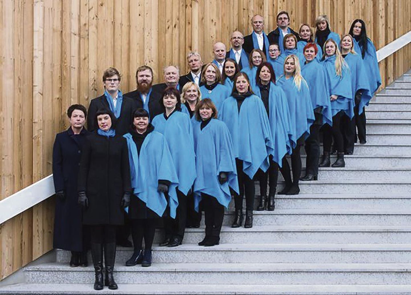 Tänavu lisandus Pärnu kammerkoori dirigentide ritta Elo Kesküla (pildil kõige ees) kõrvale Anne Uusna (vasakult esimene). Nii neile kui koorile meeldib erilisi projekte ette võtta.