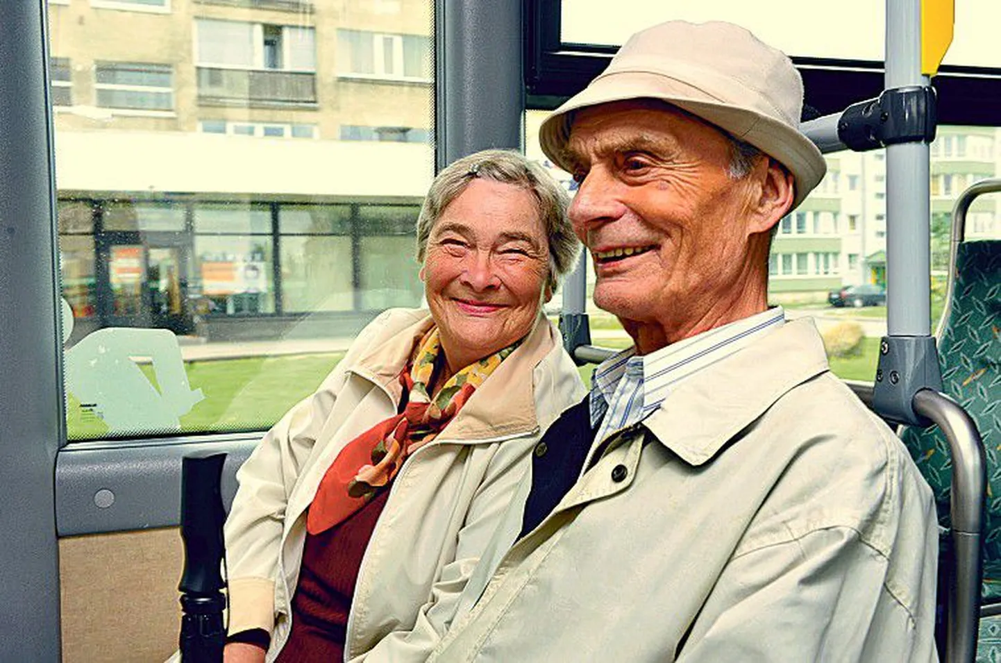 Пенсионеры Ээви и Хейнц не удивились, когда увидели в автобусе девушку в светло-зеленой жилетке, так как знали, что в столице приступают к работе кондукторы.