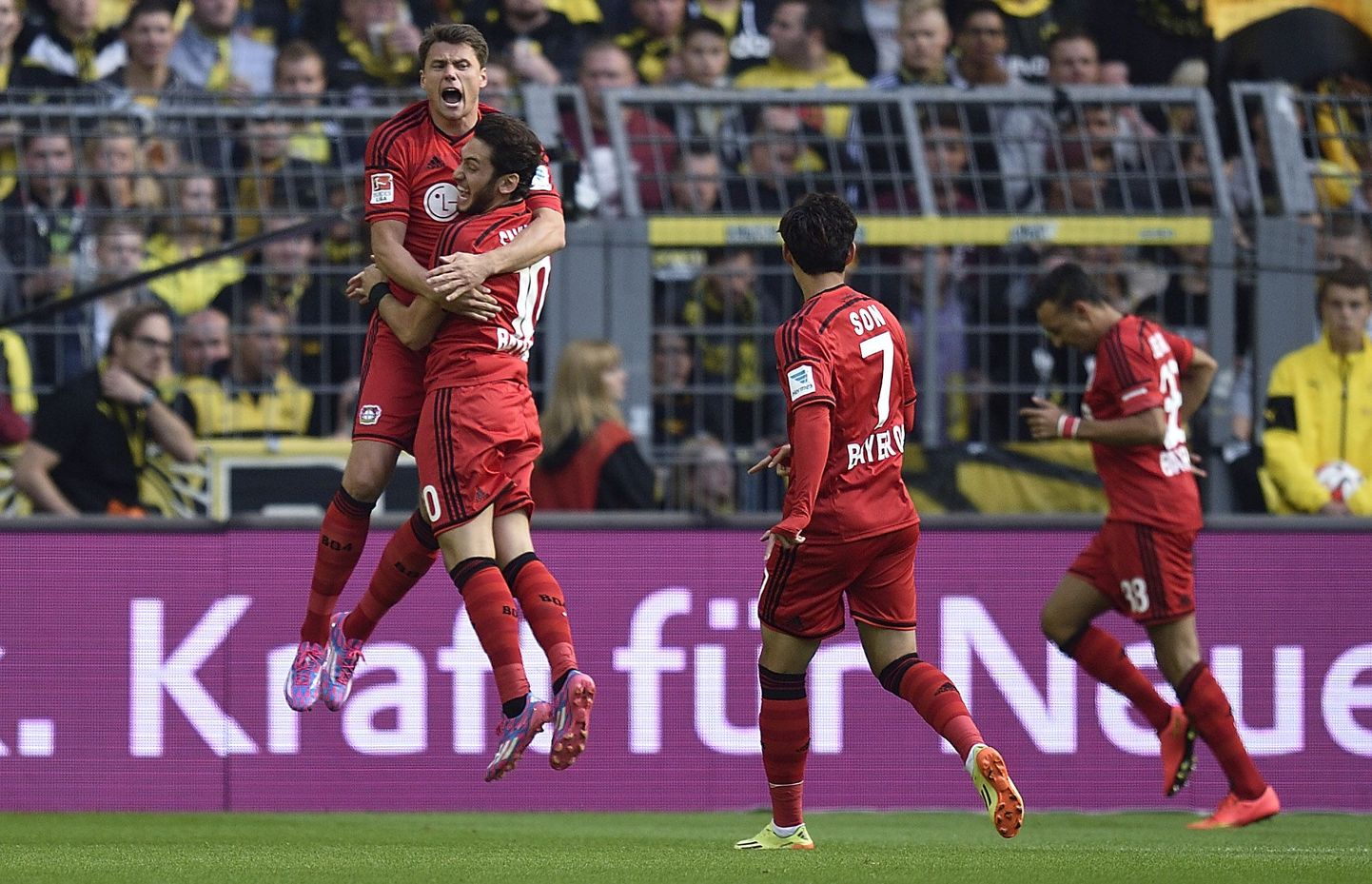 Leverkuseni mängumehed Karim Bellarabi väravat tähistamas
