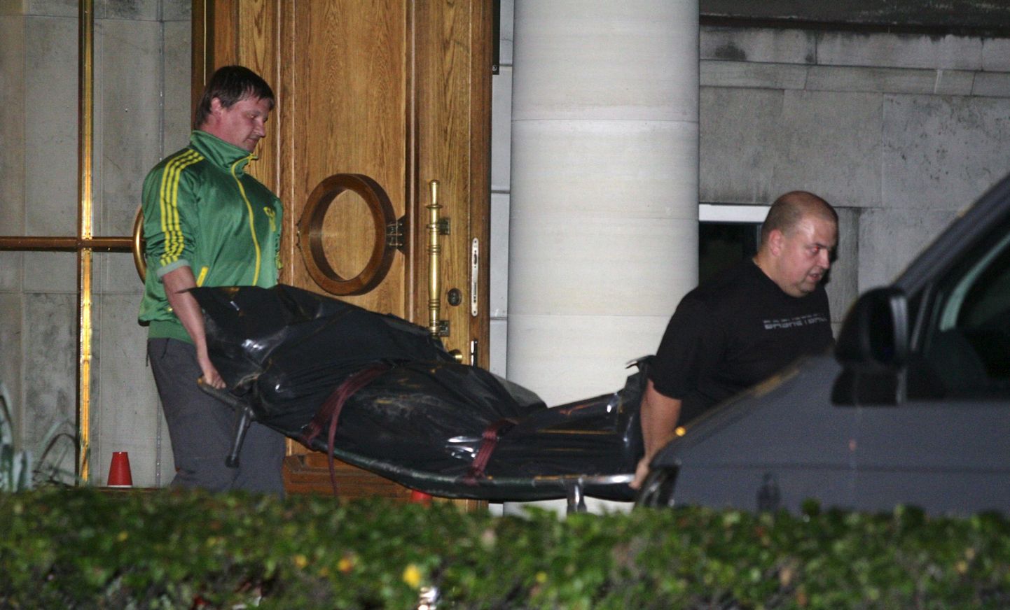 Тело Карена Драмбяна выносят из здания Минобороны под покровом темноты.