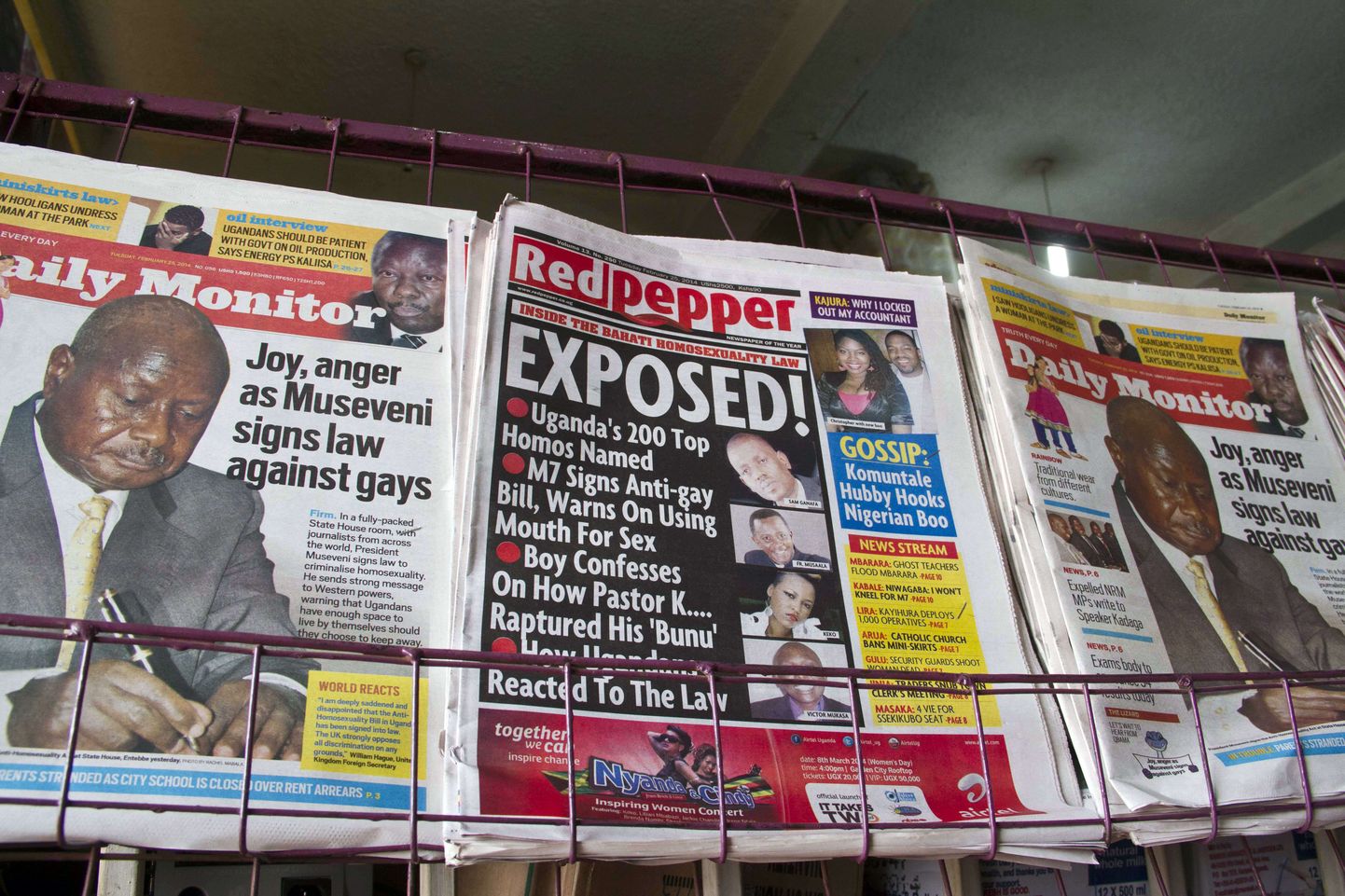 Uganda kõmuleht avaldas veebruari lõpul nimekirja riigi 200 «tähtsamast homoseksuaalist», loetelu ilmus pealkirja «Paljastatud!» all päev pärast seda, kui president Yoweri Museveni allkirjastas karmi homovastase seaduse.