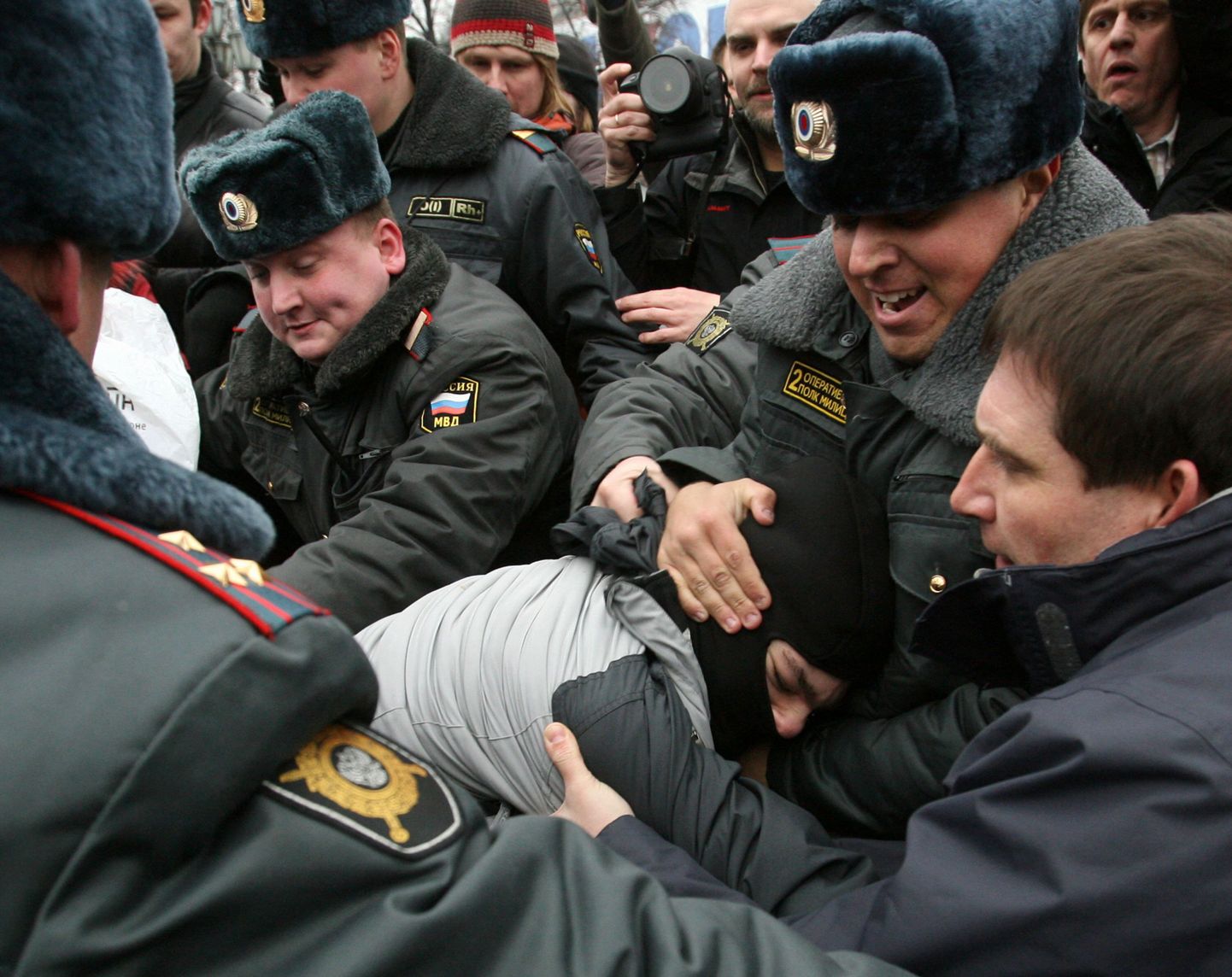 Российская милиция и оппозиционеры, митингующих в Москве.