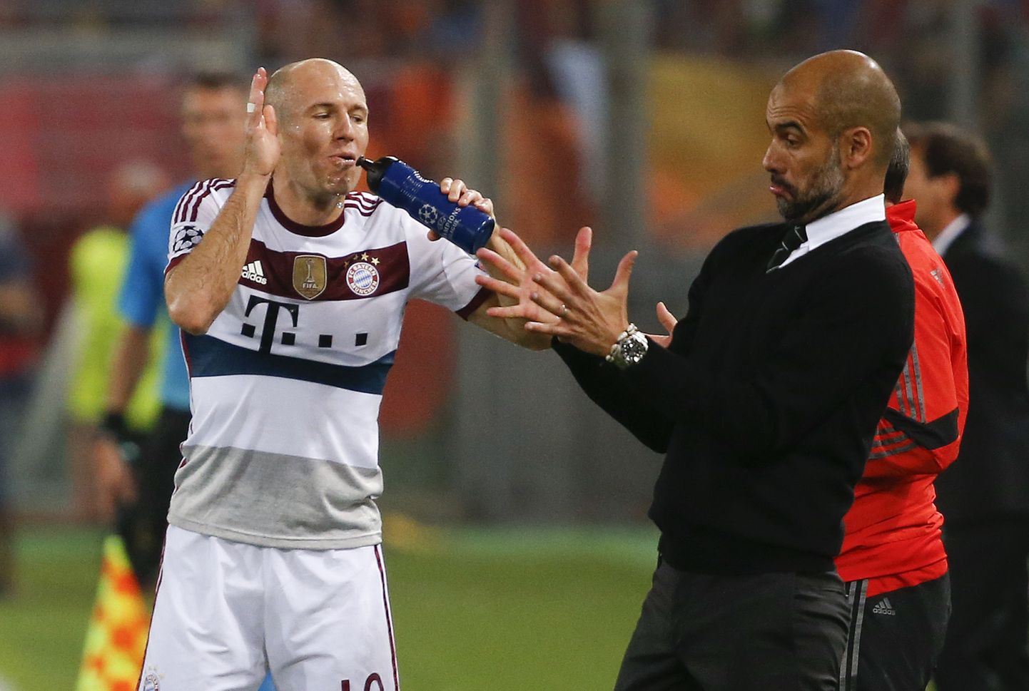 Pep Guardiola (paremal) õpetab Arjen Robbenit