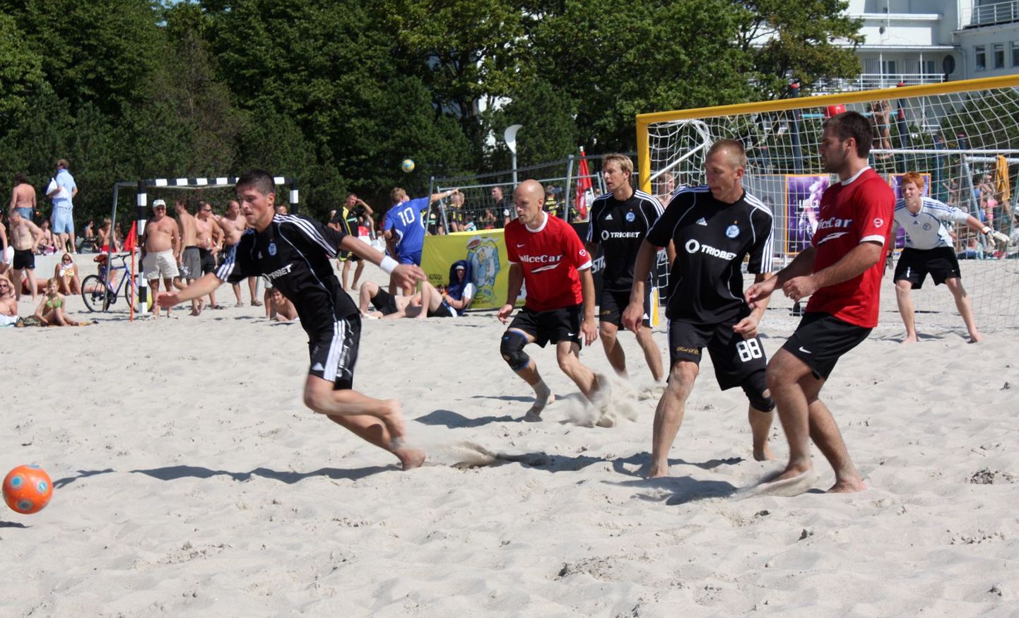 Täna mängiti Pärnu rannas Eesti Rannajalgpalli meistriliiga eelviimane etapp.