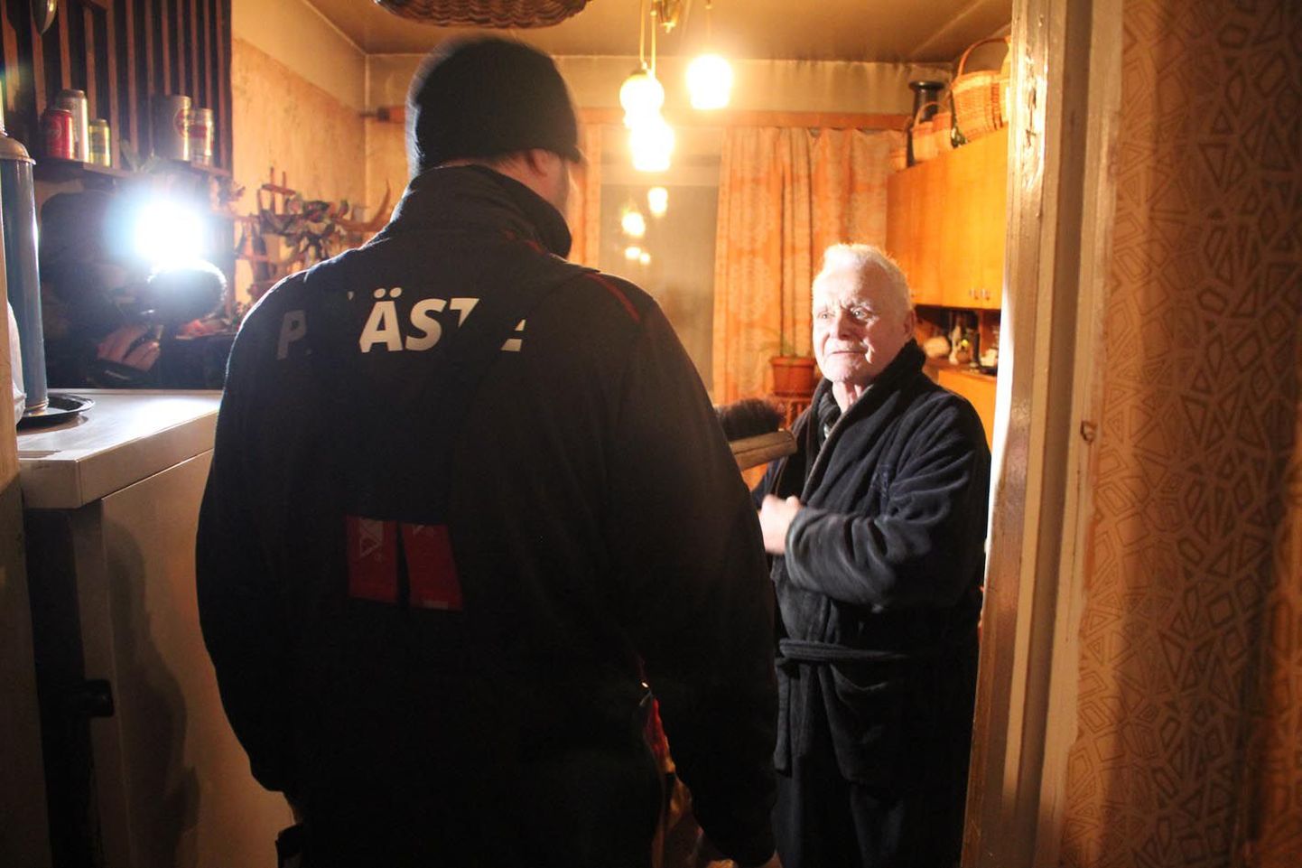 Eelmisel nädalal külastasid Järvamaa päästjad kodusid. Pildil on Türi päästekomando meeskonnavanem Ivar Pipar, hari, millega suitsuanduri töökorda proovida, vanem meesterahvas, kelle kodus on ohutusega kõik korras.