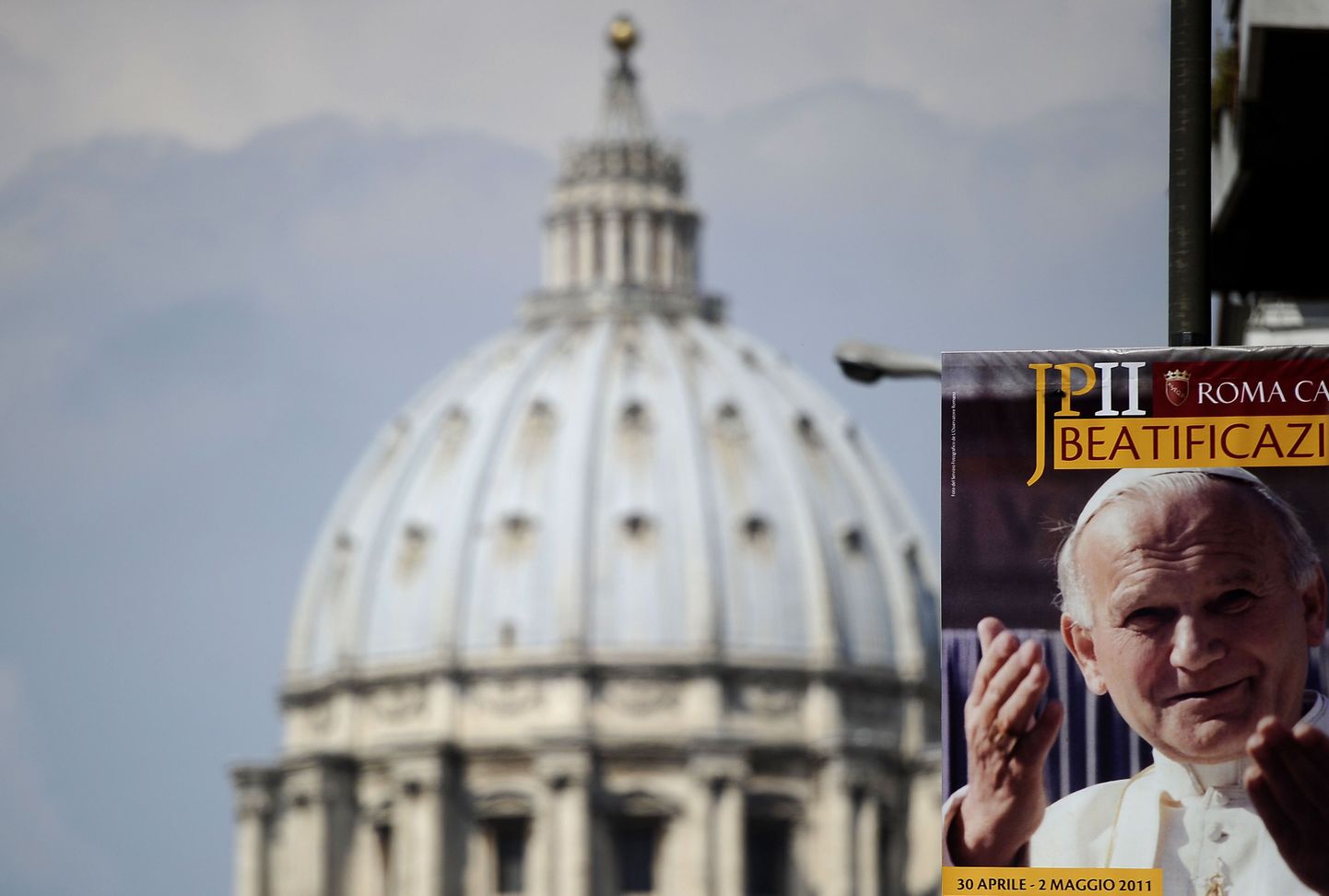 Плакатами с изображением Иоанна Павла II украшен весь Ватикан.