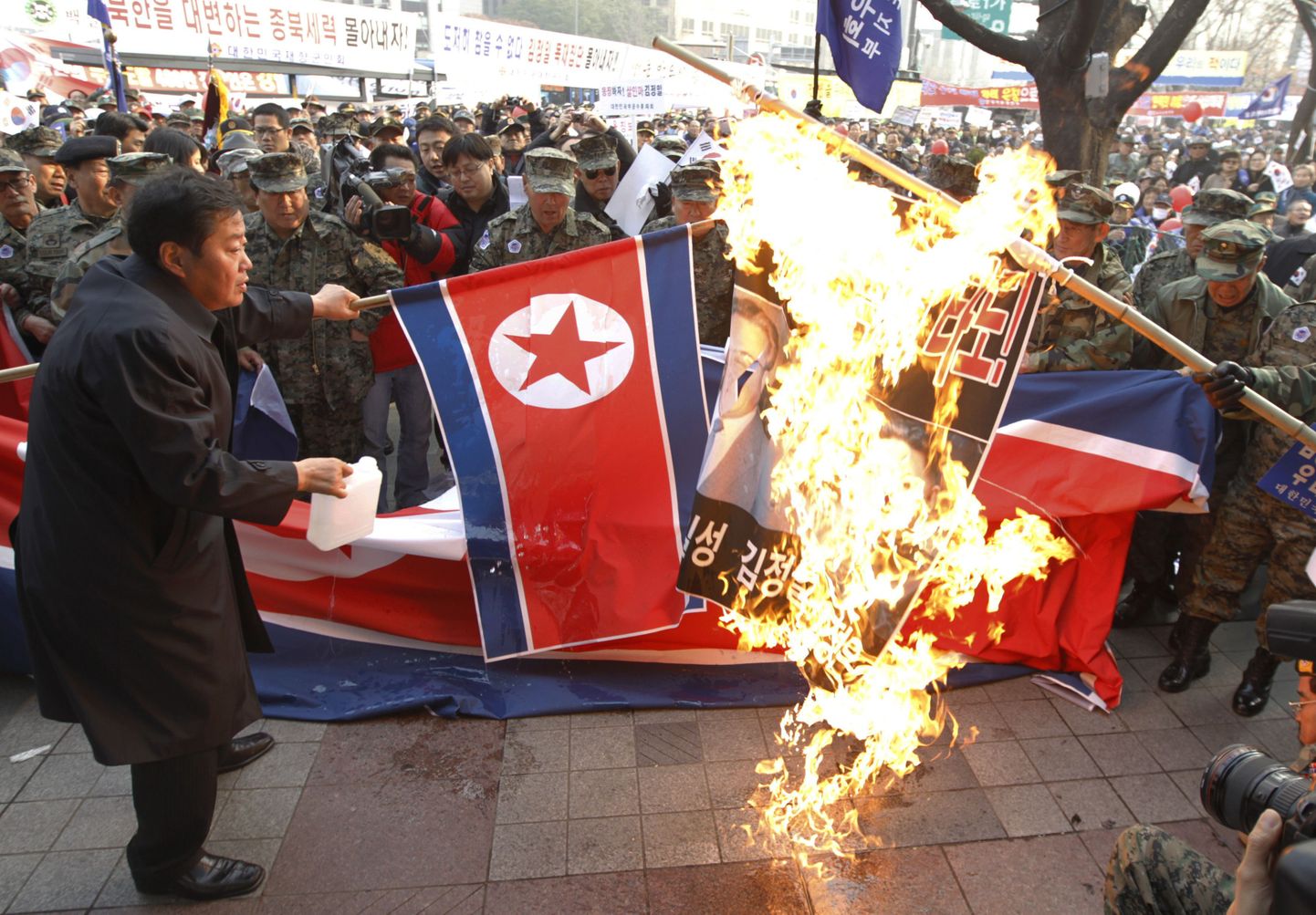 На демонстрациях в Южной Корее любят жечь флаги Северной Кореи