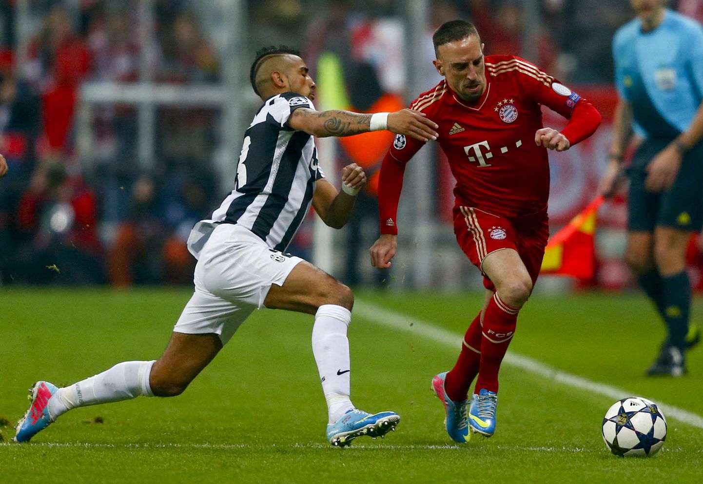 Juventuse poolkaitsja Arturo Vidal (vasakul) võitleb Müncheni Bayernis mängiva Franck Riberyga.