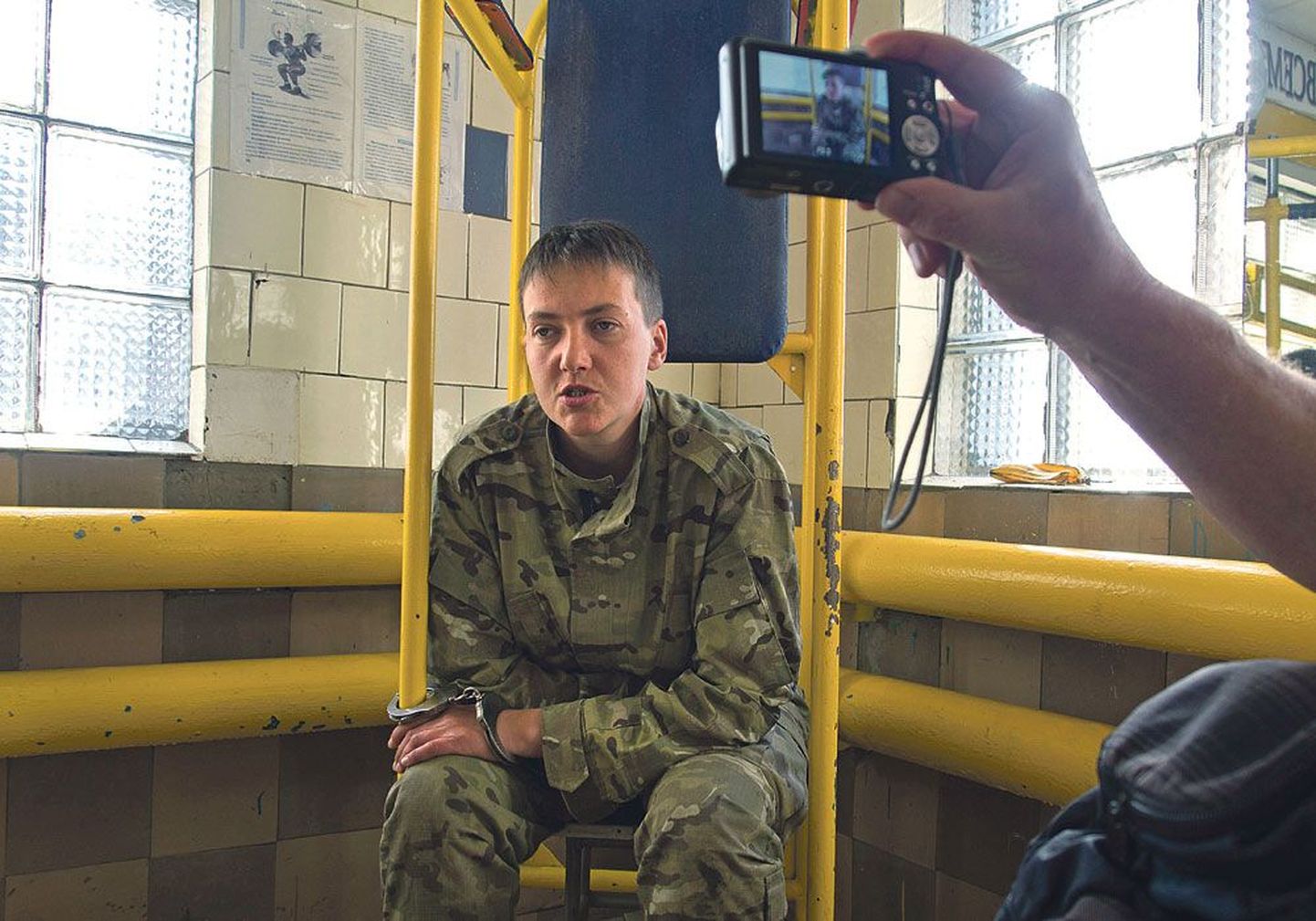 Плененная 33-летняя летчица Надежда Савченко обошла по популярности освобожденную из тюрьмы Юлию Тимошенко в партии «Батькивщина».