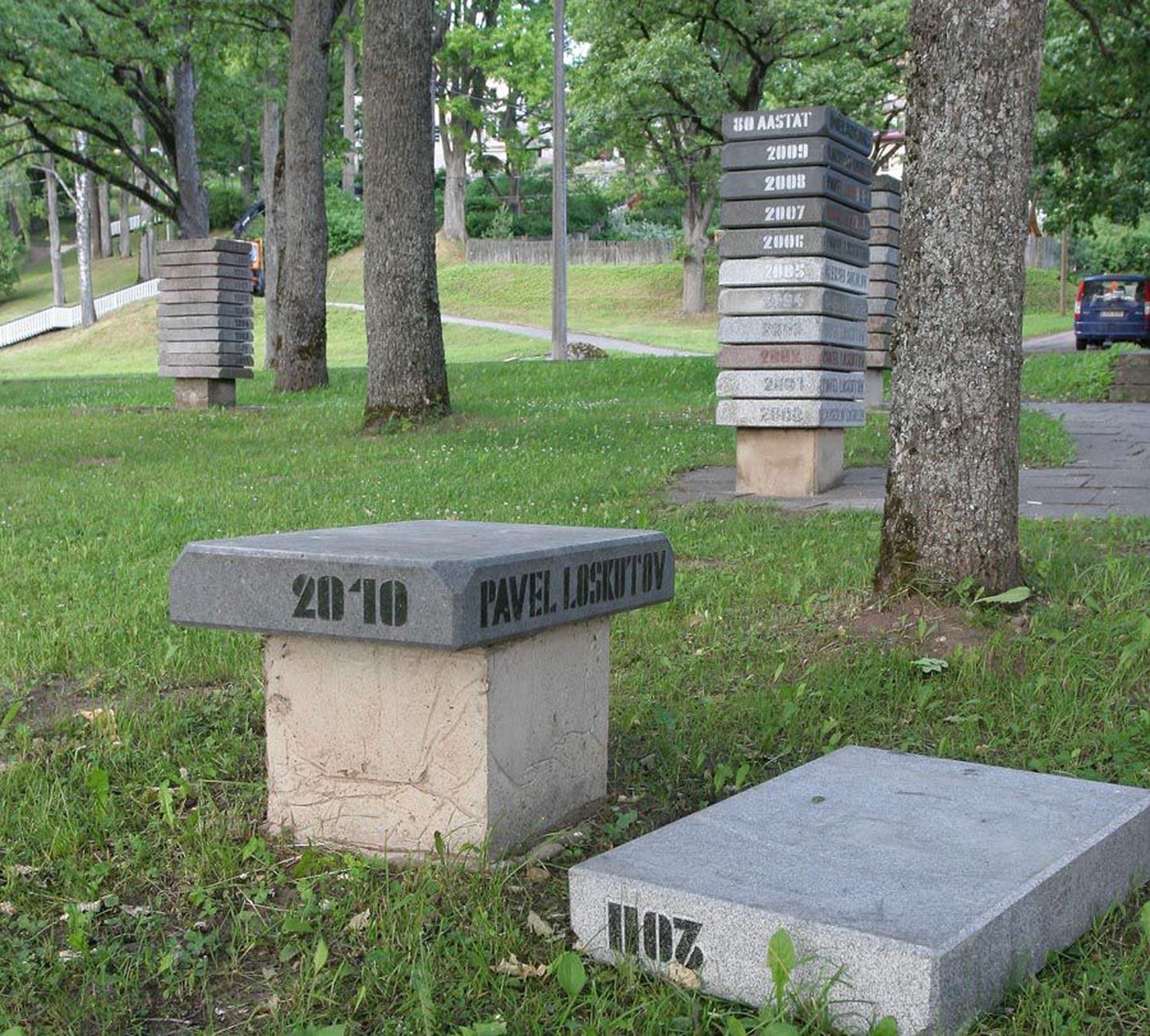 Mõtlematud kodanikud on Viljandi staadioni esises pargis järvejooksu võitjate mälestuskivitorni kallal oma jõudu rakendanud.