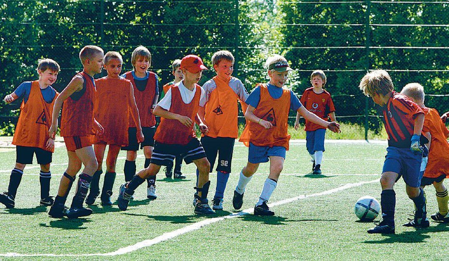 60 protsenti spordiarsti juures käinud 7–12-aastastest jalgpalluritest vajas täiendavaid uuringuid. Pildil Tartu Välgu jalgpalliklubi noored pallurid.