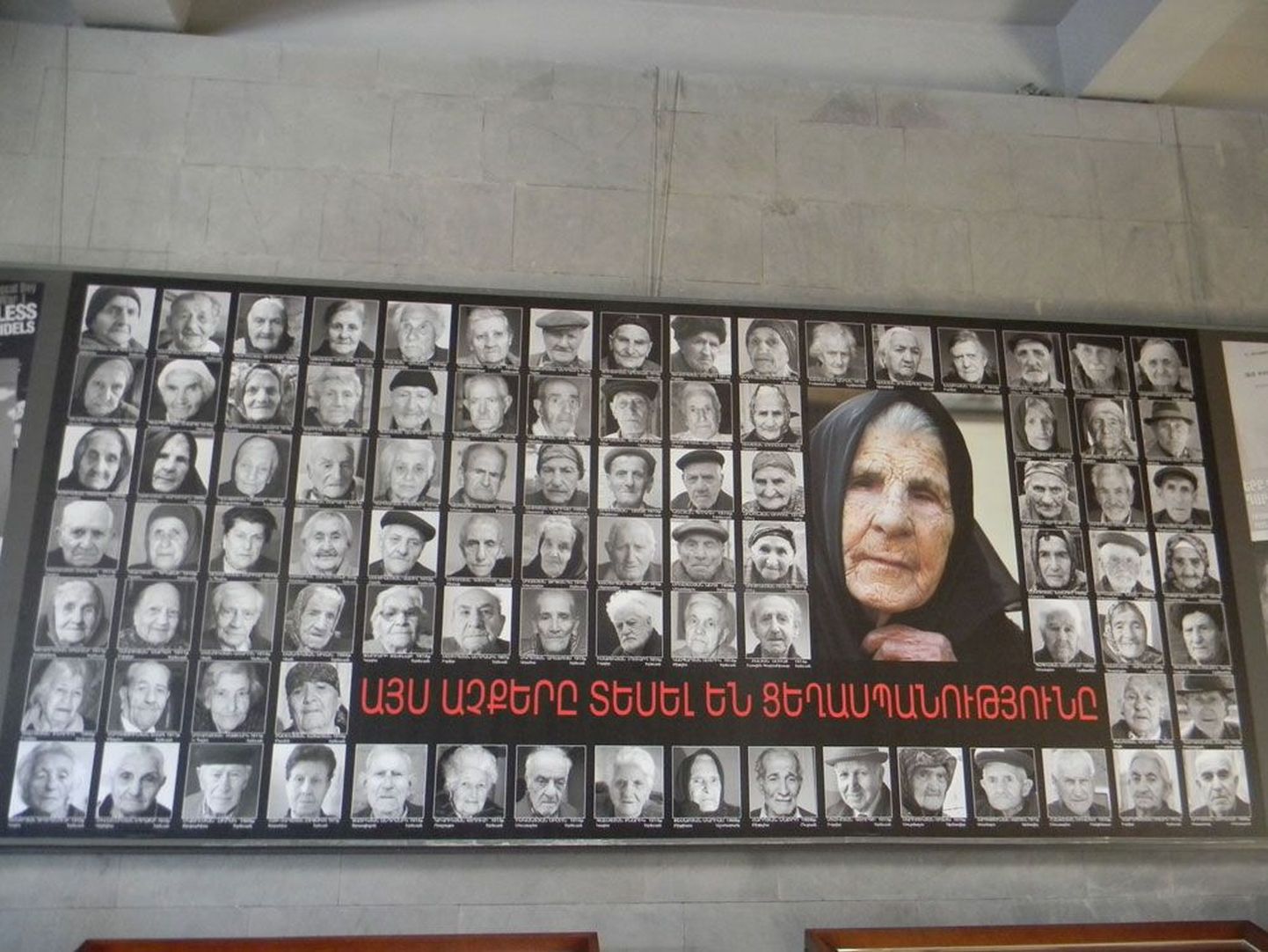 «Эти глаза видели Геноцид», — гласит плакат на стене музея в Цицернакаберде, на нем помещены фотографии живых очевидцев страшных событий 1915 года — тогда эти люди были маленькими детьми.