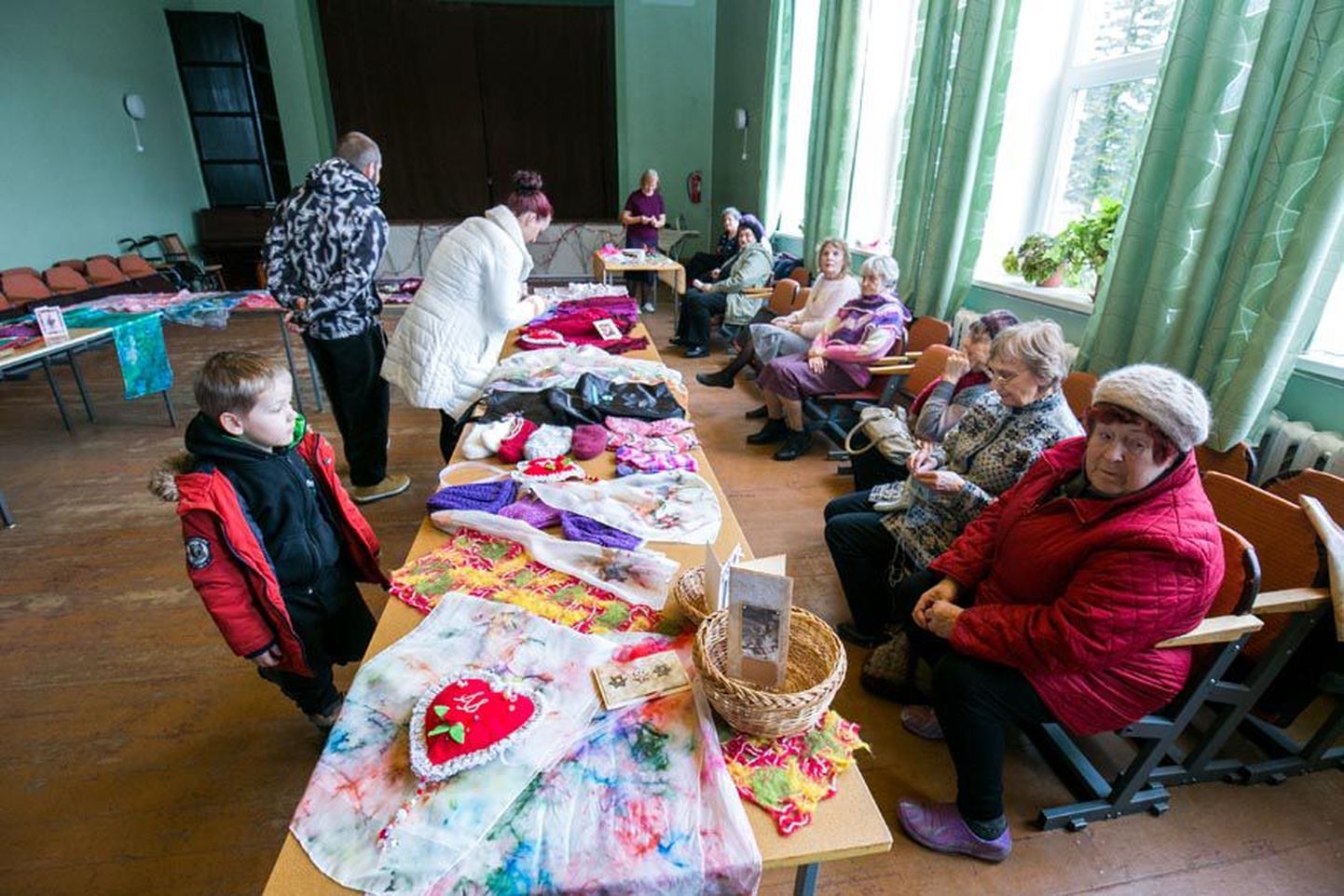 Teisipäeval said Taikse rahvamajas kokku kohalikud käsitöömeistrid ning toimus jõulueelne näitusmüük.