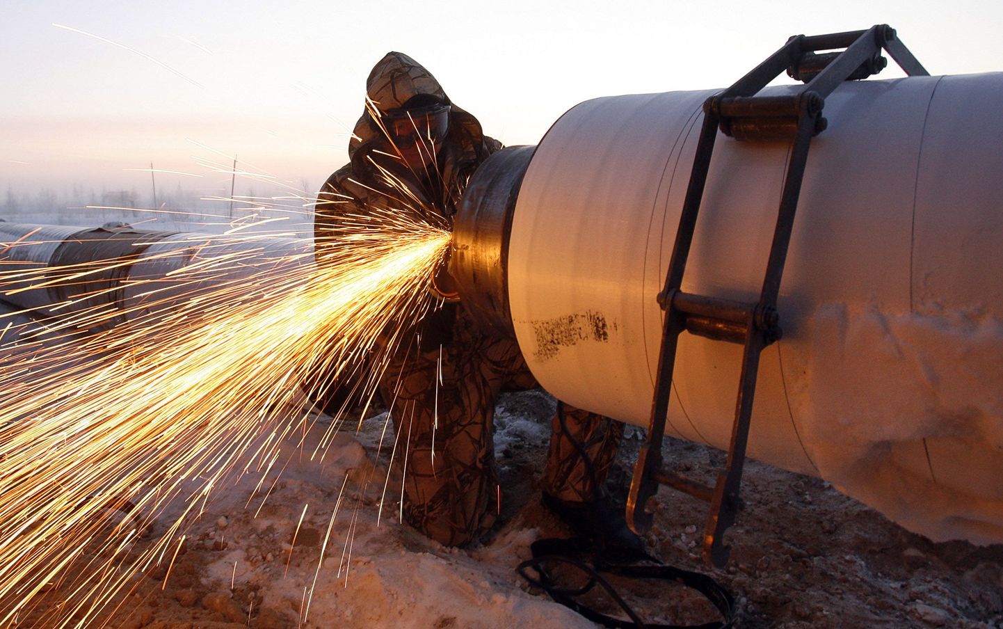 Gazpromi tööline keevitab gaasitoru