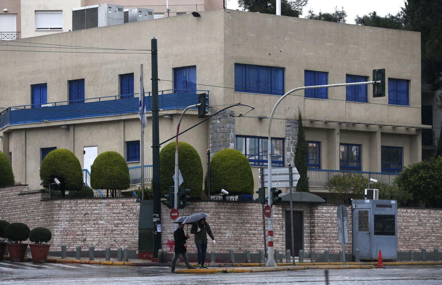 Iisraeli saatkonna ümber Ateenas tegutsevad täna kohtueksperdid.