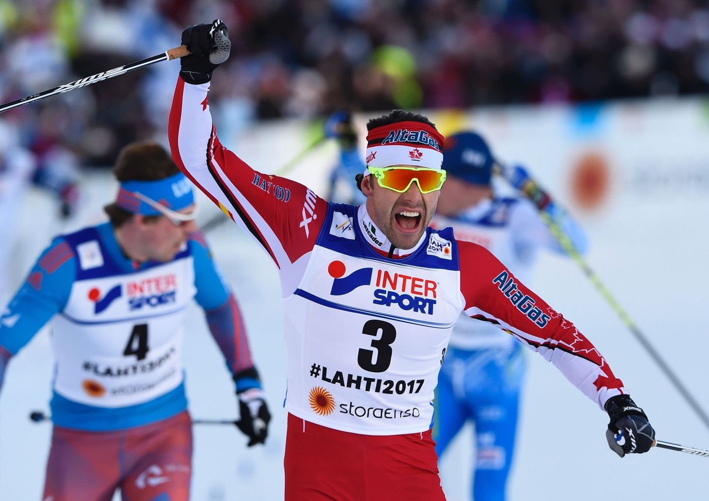 Alex Harvey (nr. 3) rõõmustamas Lahti MMi 50 km vabatehnikasõidu kuldmedali üle.