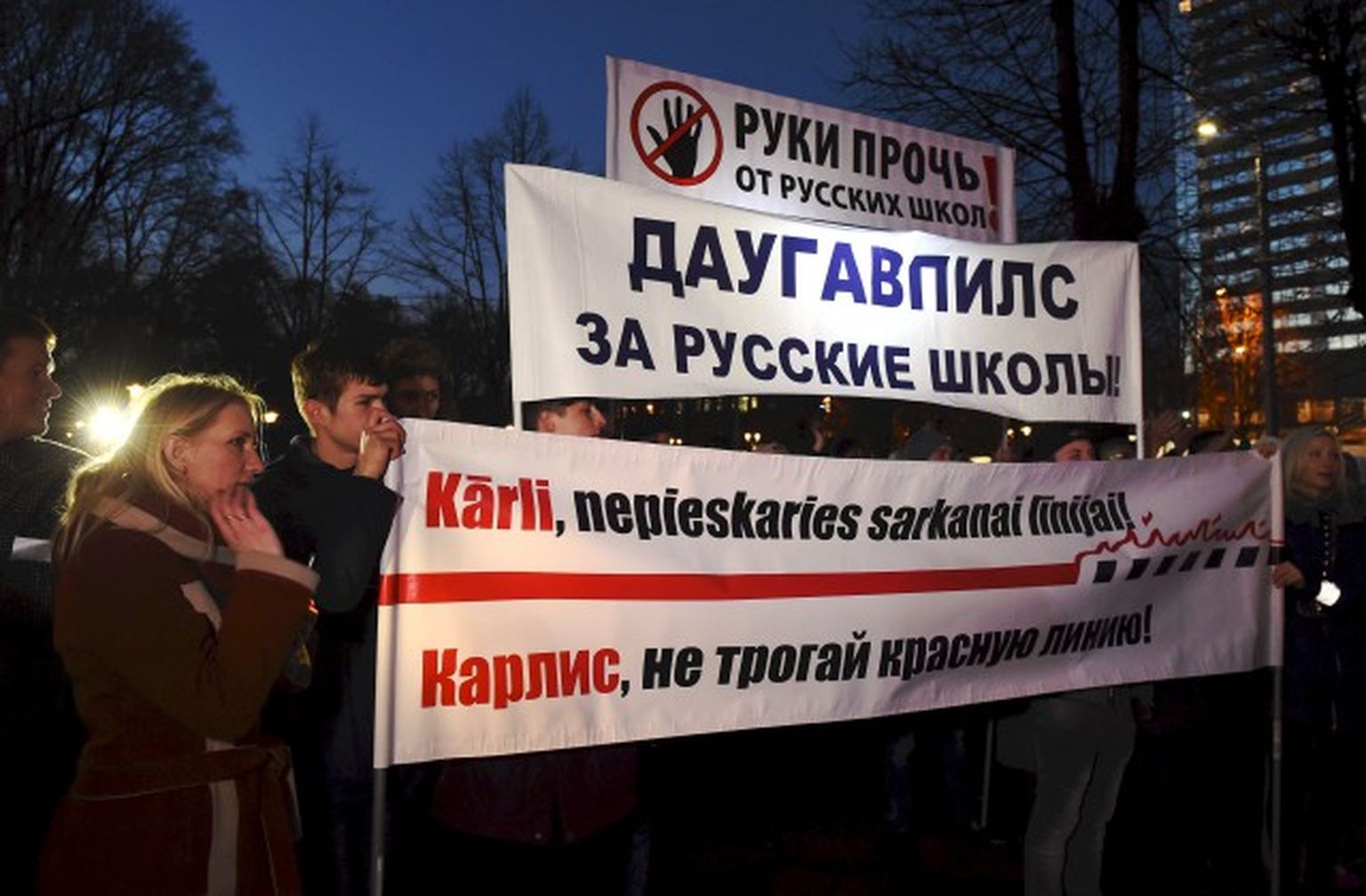 Pie Ministru kabineta notiek protesta akcija pret izglītību tikai latviešu valodā