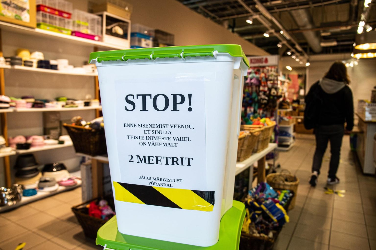 Umbes sarnase sisuga infotahvel, nagu oli väljas Mustamäe keskuse lemmikloomapoes Urr & Nurr, leidub enamikus seni veel töötavates kaubanduskeskuste poodides.