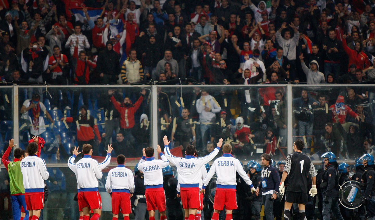 Футболисты сборной Сербии попытались успокоить своих фанатов во время матча с командой Италии. Но безрезультатно.