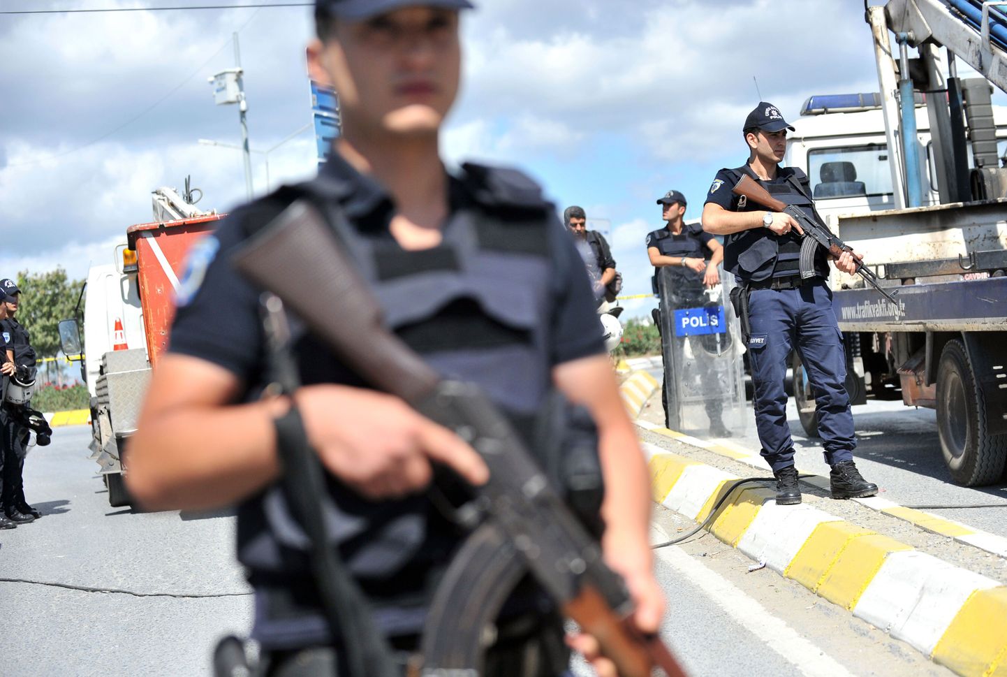 Türgi poliseinikud.