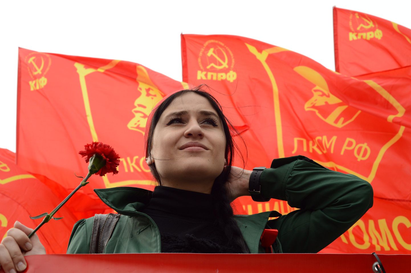 Kommunistide poolehoidja maidemonstratsioonil Moskvas.