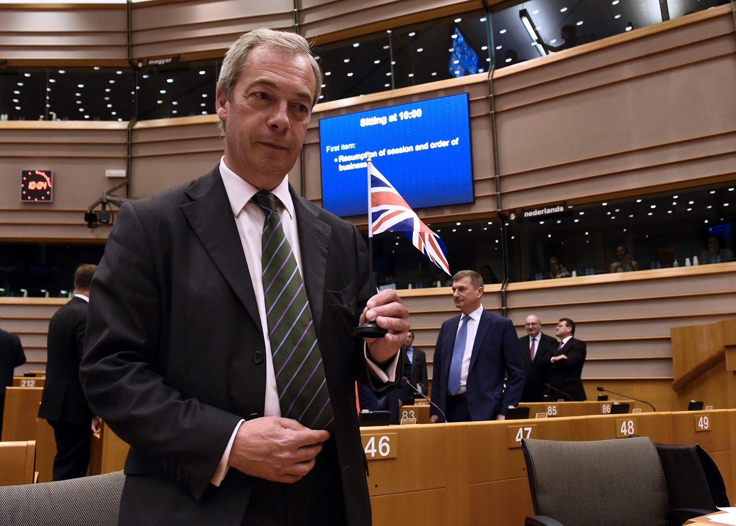 Nigel Farage tänasel täiskogul Brüsselis. Taamal digivolinik Andrus Ansip.