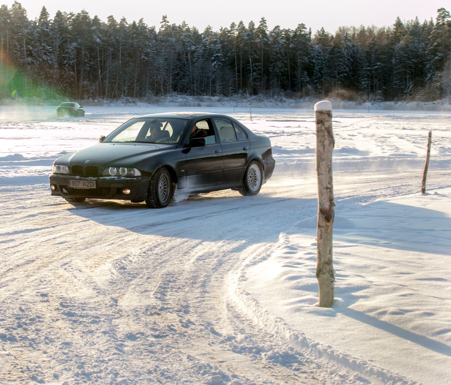 Autod Seljametsa karjääris jääraja sõitu tegemas.