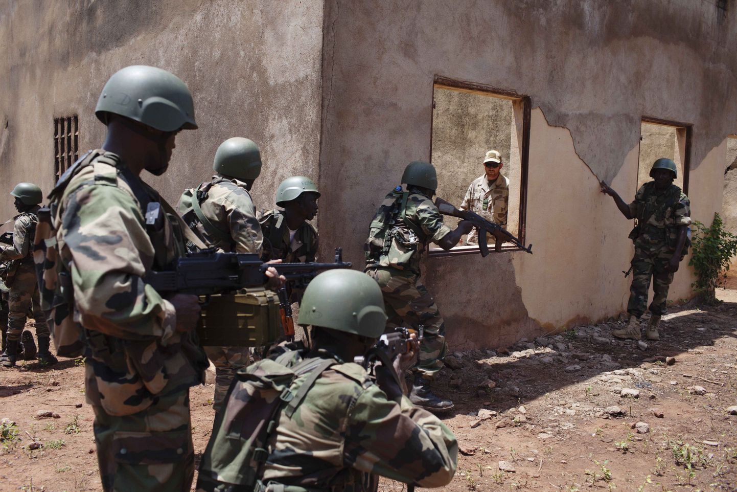 Mali sõdurid ja nende eurooplasest instruktor Koulikoros.