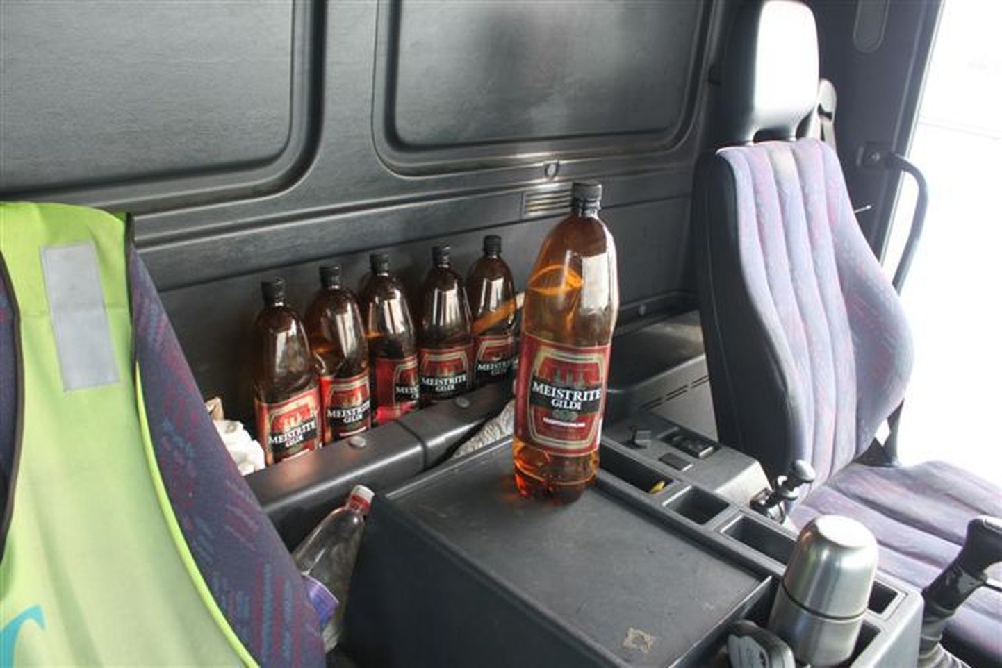 Mehe sõidukist leitud alkoholipudelid.