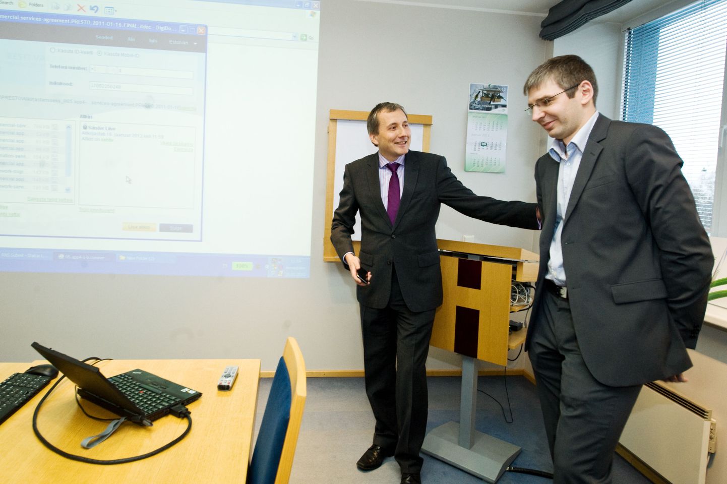 Eesti Energia juht Sandor Liive (vasakul) ja Tele2 juhatuse esimees Mindaugas Ubartas Televõrgu ASi müügilepingu sõlmimisel.
