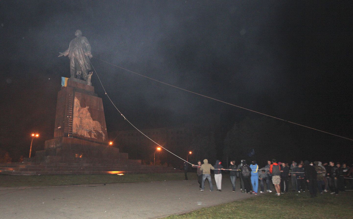 Активисты демонтируют памятник Ленину.