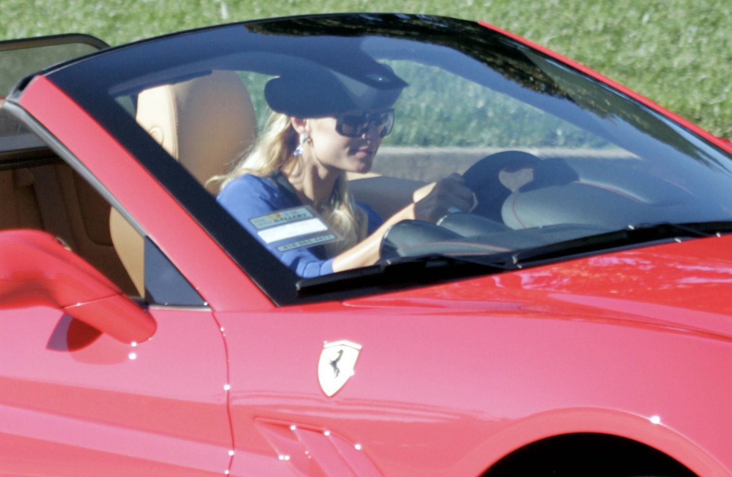Paris Hilton oma uue Ferrari roolis.