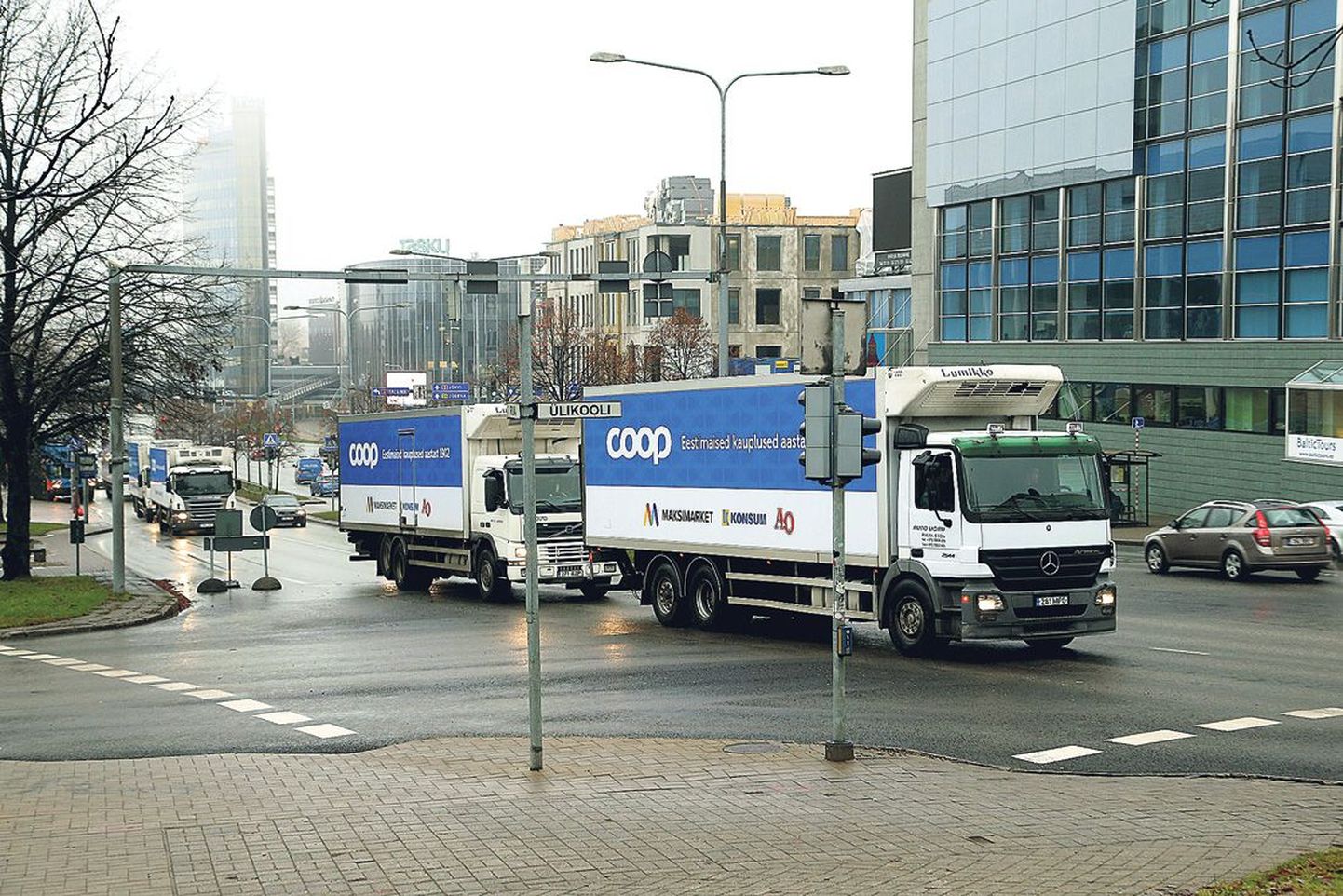 ETK uut nime Coop reklaamisid eile viis veoautot, mis sõitsid Eedeni parklast kesklinna kaudu Lõunakeskuse juurde.