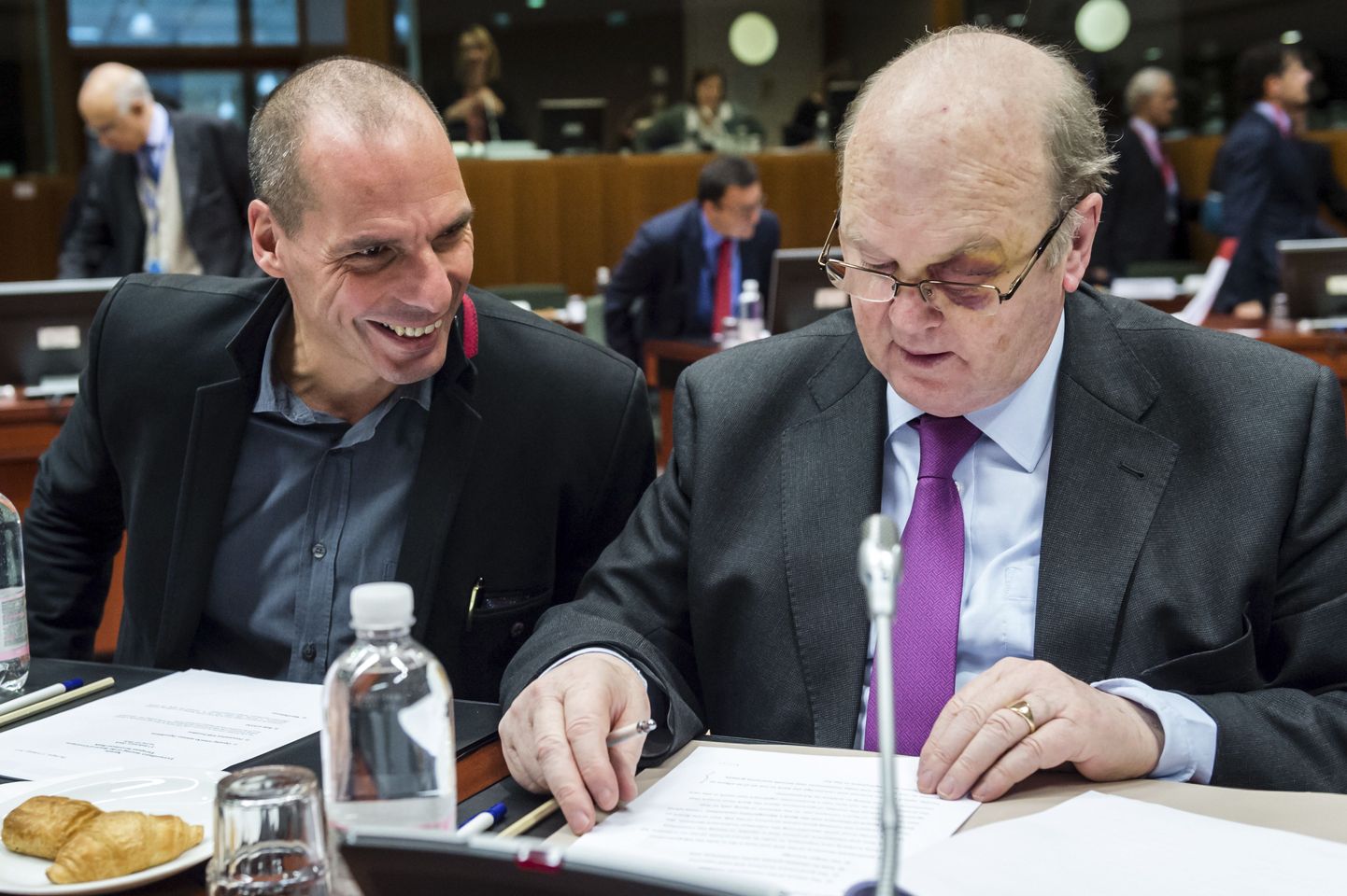 Kreeka rahandusminister Yanis Varoufakis (vasakul) Iiri kolleegi Michael Noonaniga.