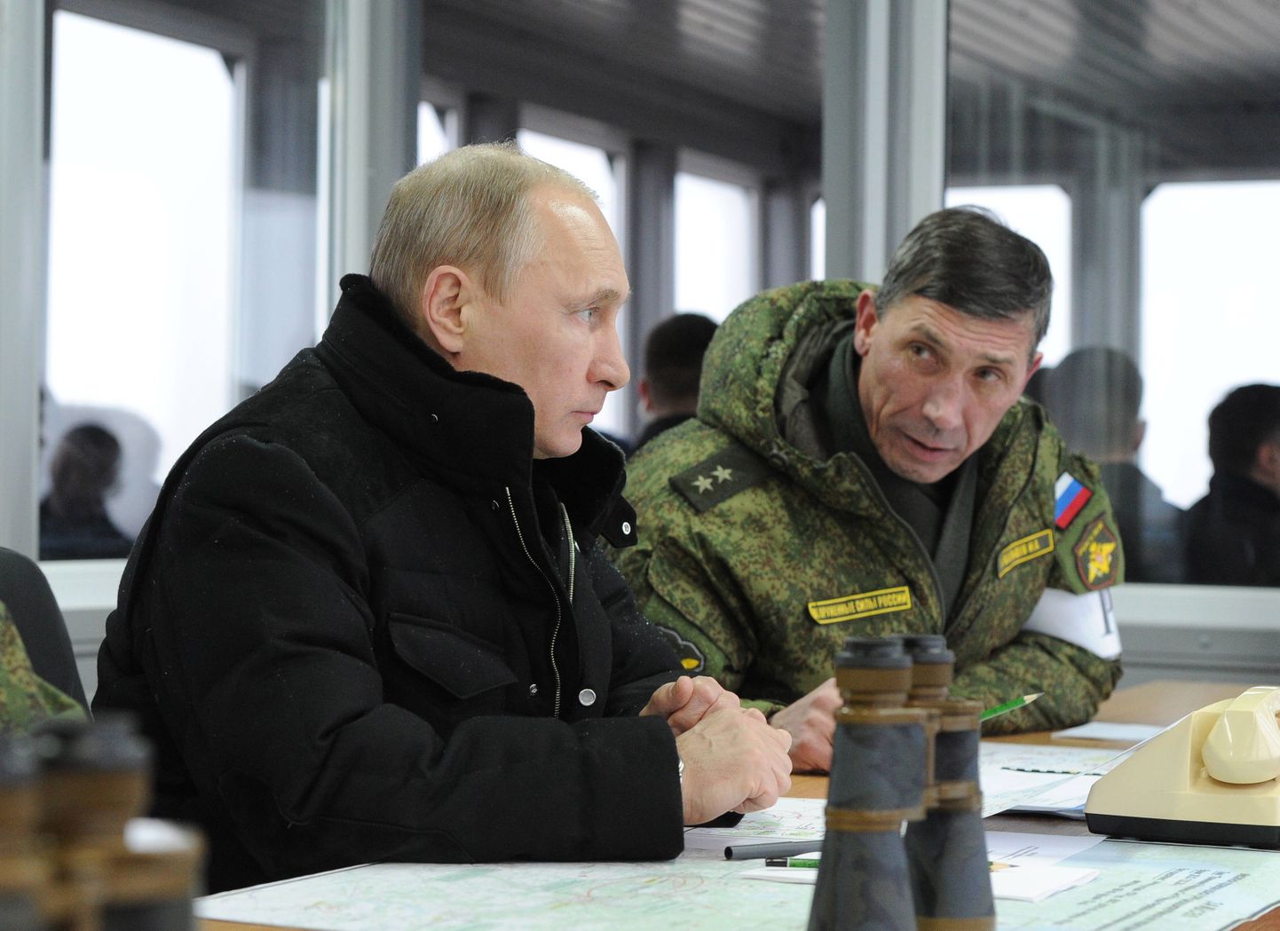 Venemaa president Vladimir Putin ja Venemaa lääne sõjaväeringkonna ülem polkovnik Anatoli Sidorov.