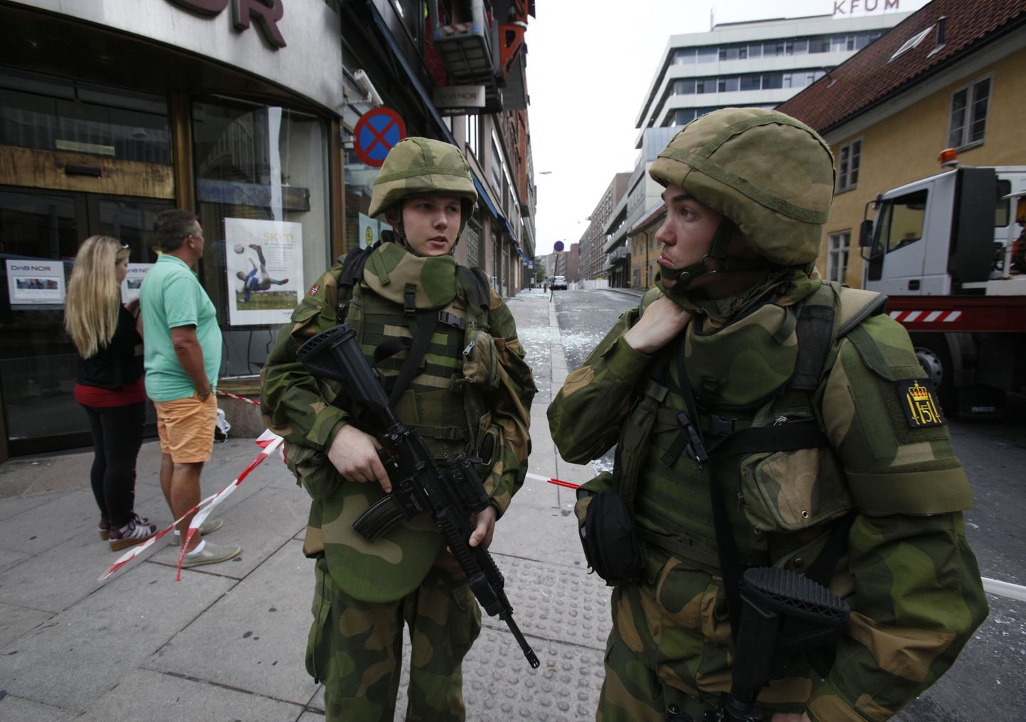 Как во время войны: норвежские стражи порядка охраняют улицу, ведущую к дому правительства.