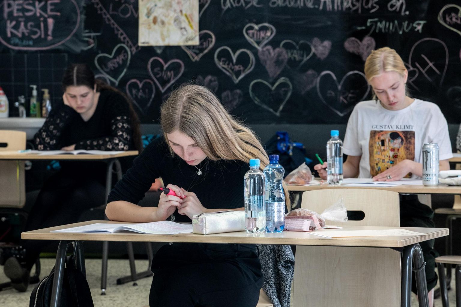 Kodumaakonnas olid eksamitel edukaimad Pärnu Sütevaka humanitaargümnaasiumi abituriendid. Pildil Sütevaka õpilased emakeele riigieksamil.