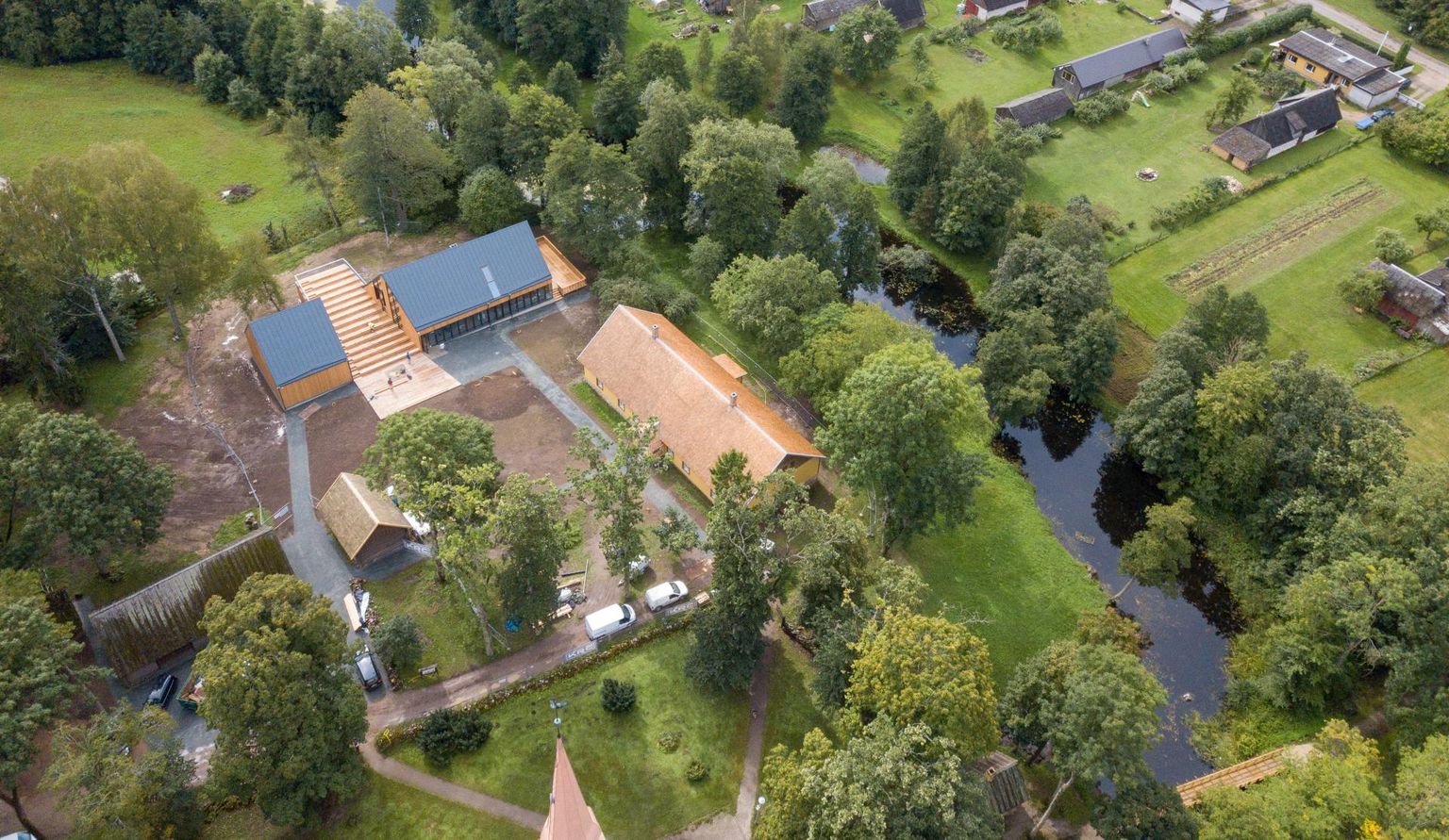 Vaade linnulennult. Detsembri alguses avatakse Palamusel uus kompleks, kuhu kuulub juba varem muuseumina kasutuses olnud kihelkonnakoolimaja (paremal) ja muuseumi külastuskeskus koos trepilavaga.