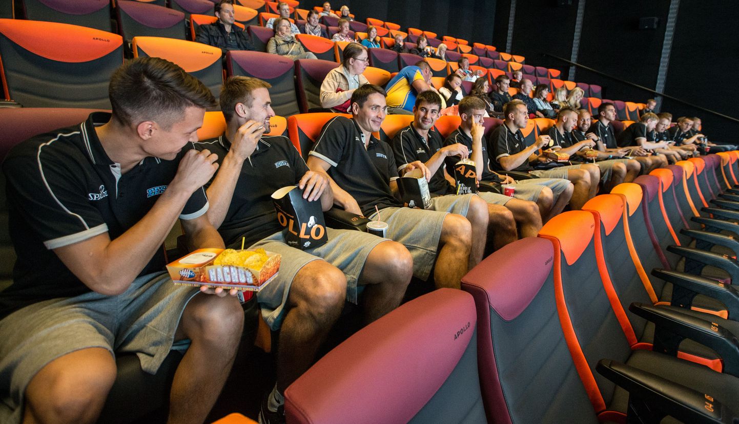 Korvpallikoondise mängijad käisid enne EM-finaalturniiri Pärnus fännidega koos kinos.