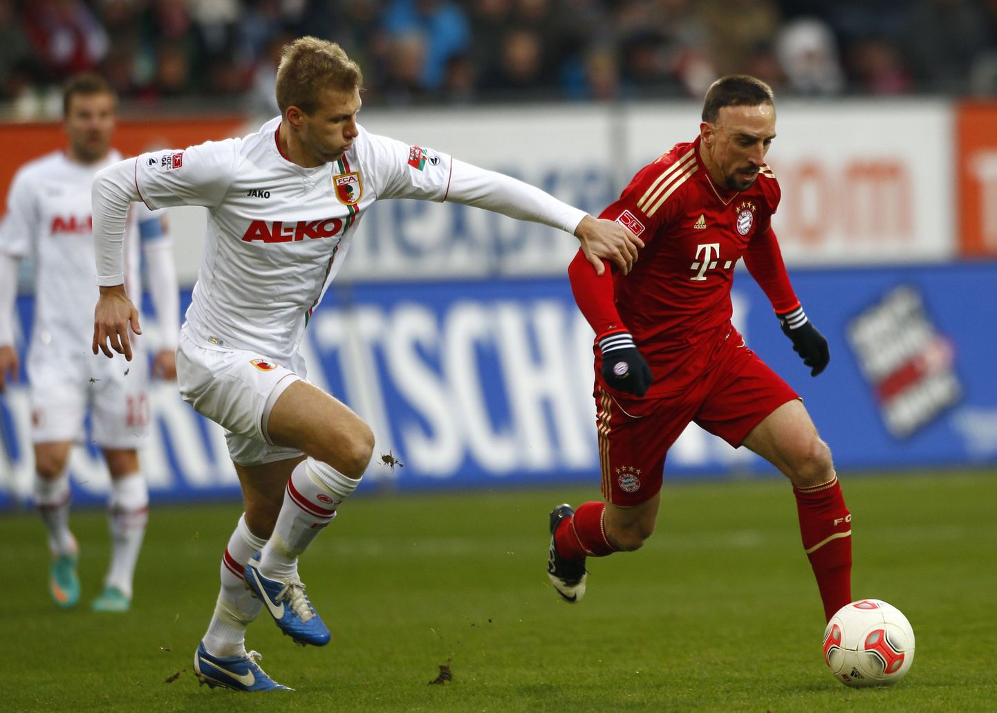 Ragnar Klavan (vasakul) võitlemas Müncheni Bayerni mängija Franck Riberyga.