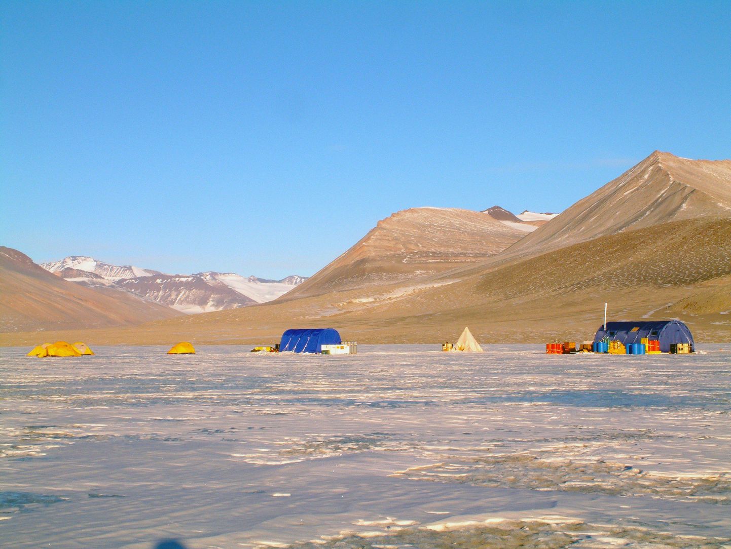KÕrbeuuringute instituudi teadlaste steriilsed telgid Antarktikas Vida järvel.