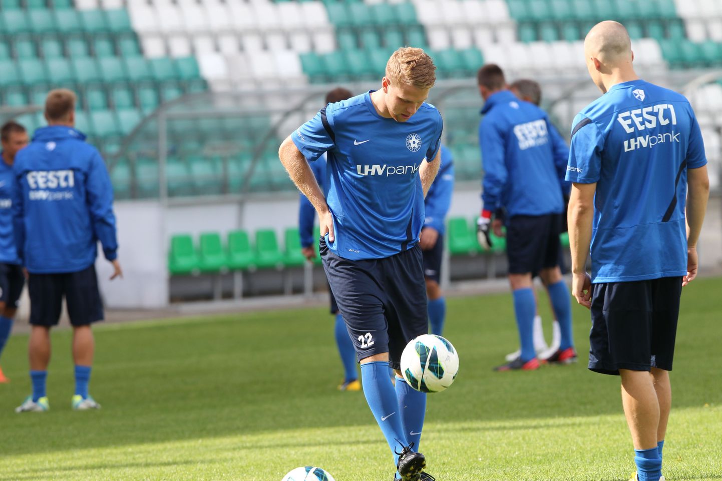 Eesti jalgpallikoondis kogunes täna Lilleküla staadionil, et teha esimene ühine trenn enne kolmapäevast kohtumist Lätiga.