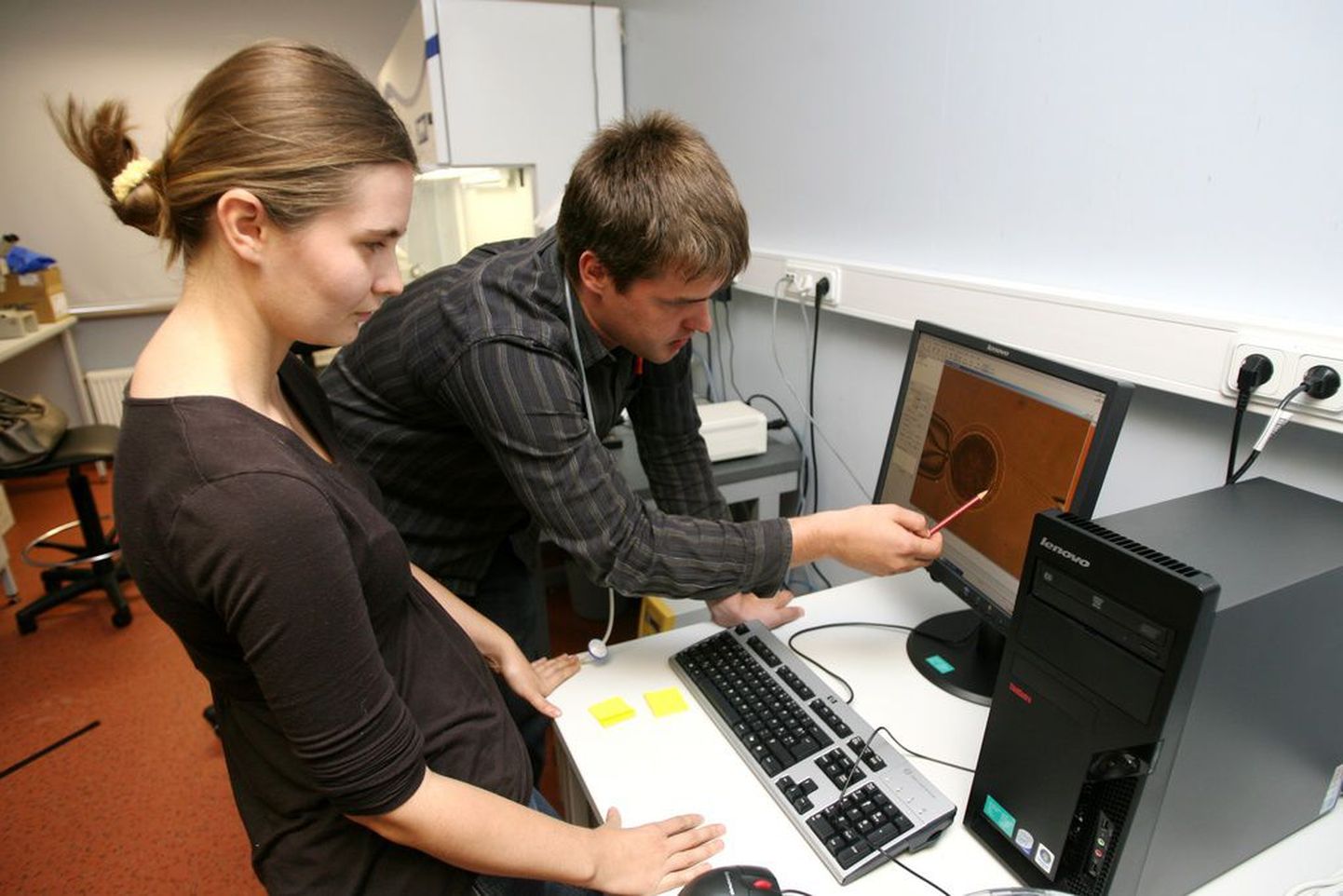 Tartu kahe ülikooli teadlased Mario Plaas ja Pille Pärn silmitsevad monitoriekraanilt 350-kordse suurendusega lehma munarakku, millest on just eemaldatud tuum.