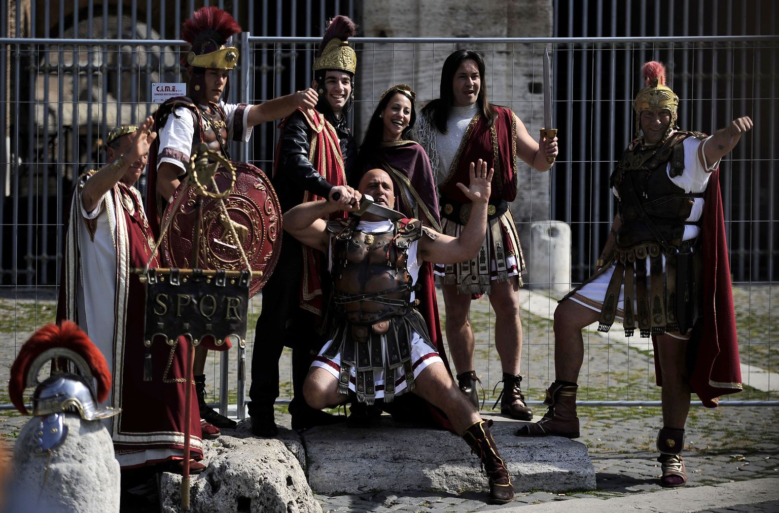«Tsentuuriod» ja «leegionärid» poseerimas Colosseumi juures