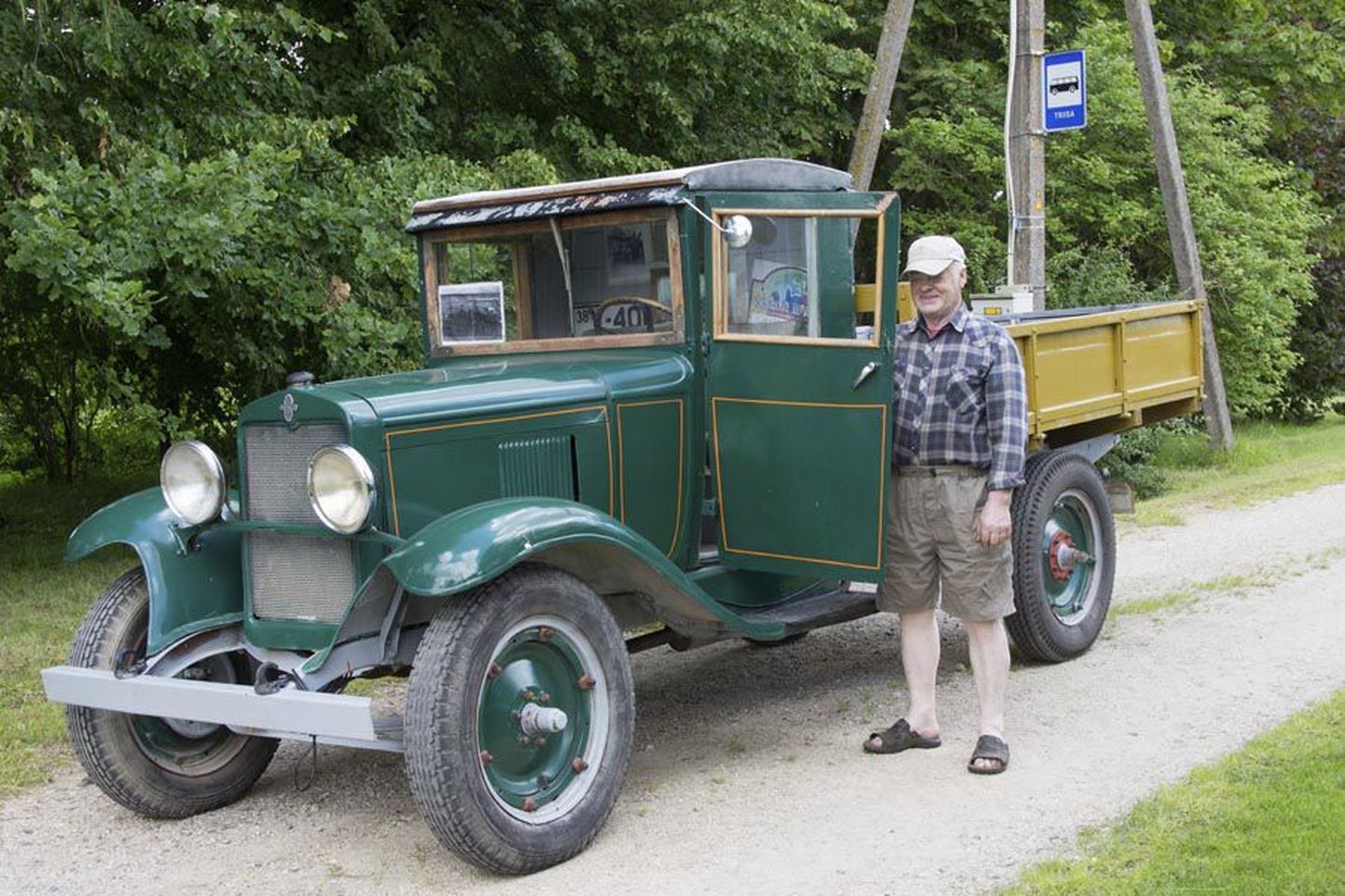 Vello Triisa on oma 1929. aasta Chevrolet’ jõudumööda sõidukorda kõpitsenud ning käinud sellega korduvalt vanasõidukite kokkutulekul.