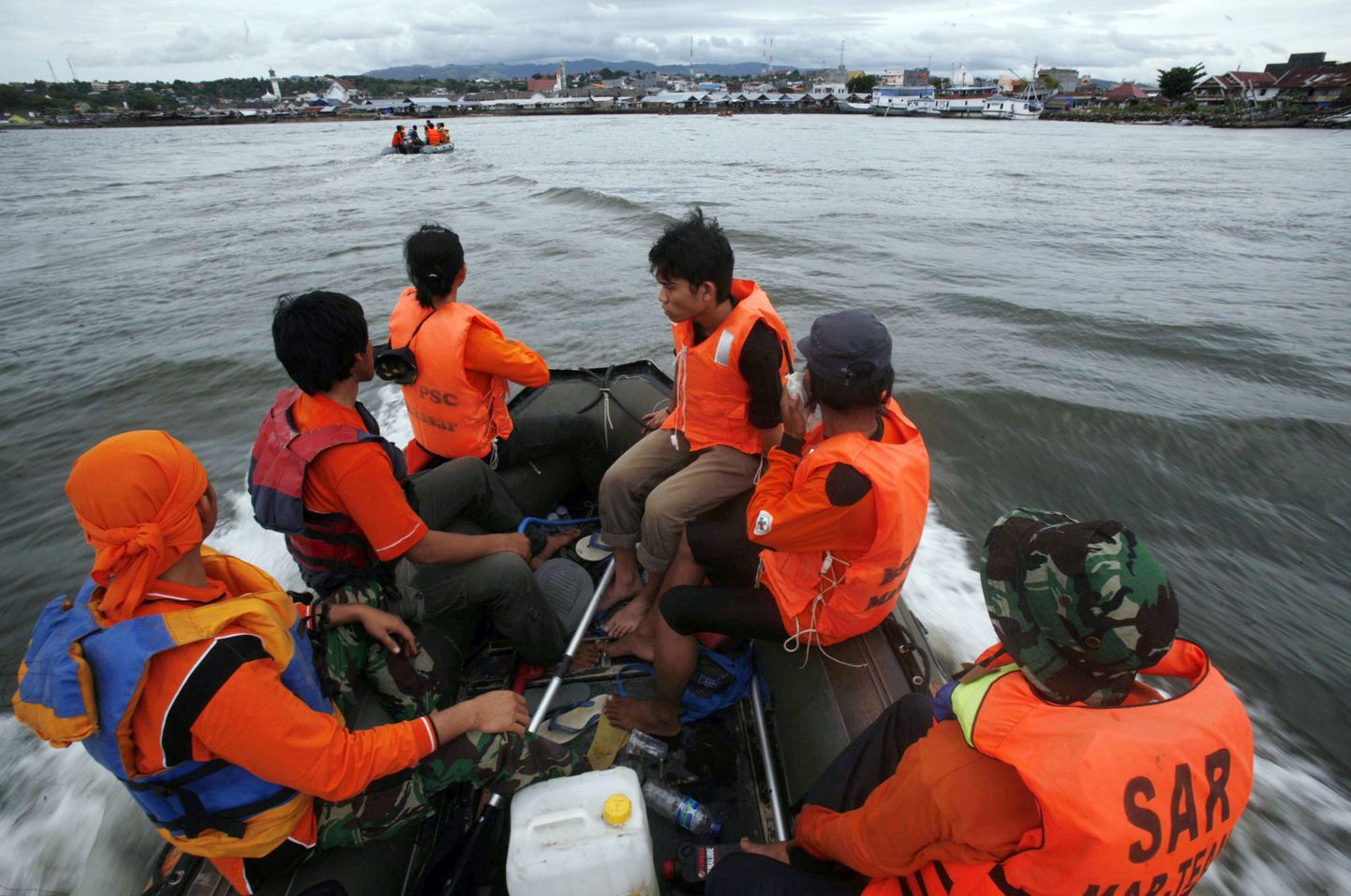 Индонезийские спасатели спешат на помощь.
