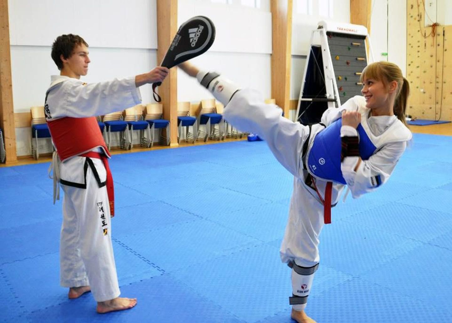 Linnapea Edgar Savisaare uus "ihukaitsja" Jekaterina Fedkina (paremal)harrastab võitluskunsti Taekwondo