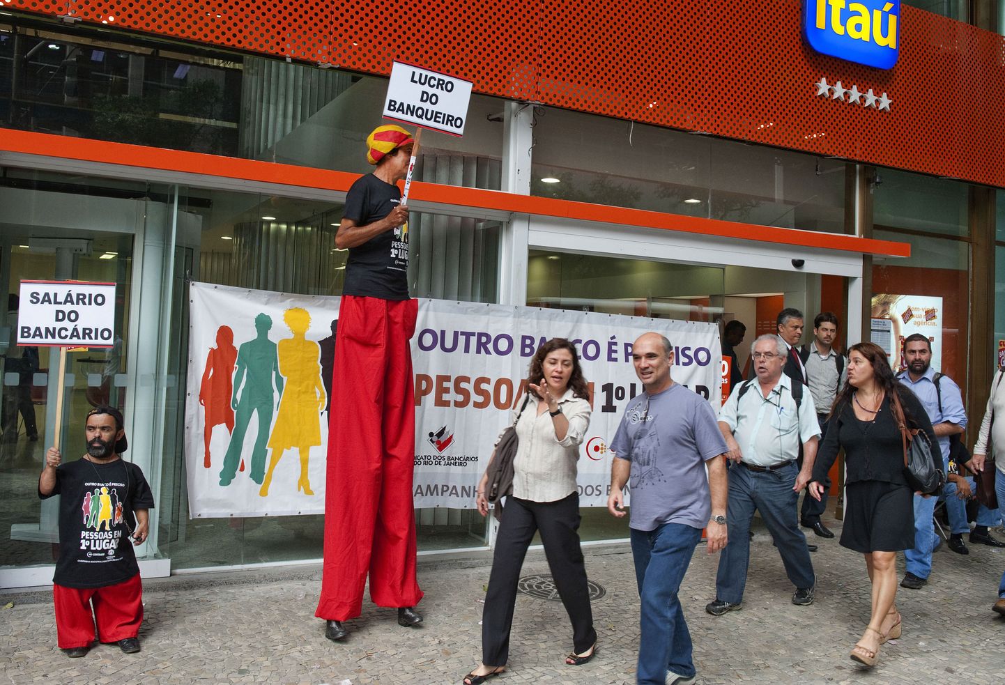 Meeleavaldusel Rio de Janeiros esitab üks näitleja pangatöötajate väikesi palku, teine pankade suurt kasumit.