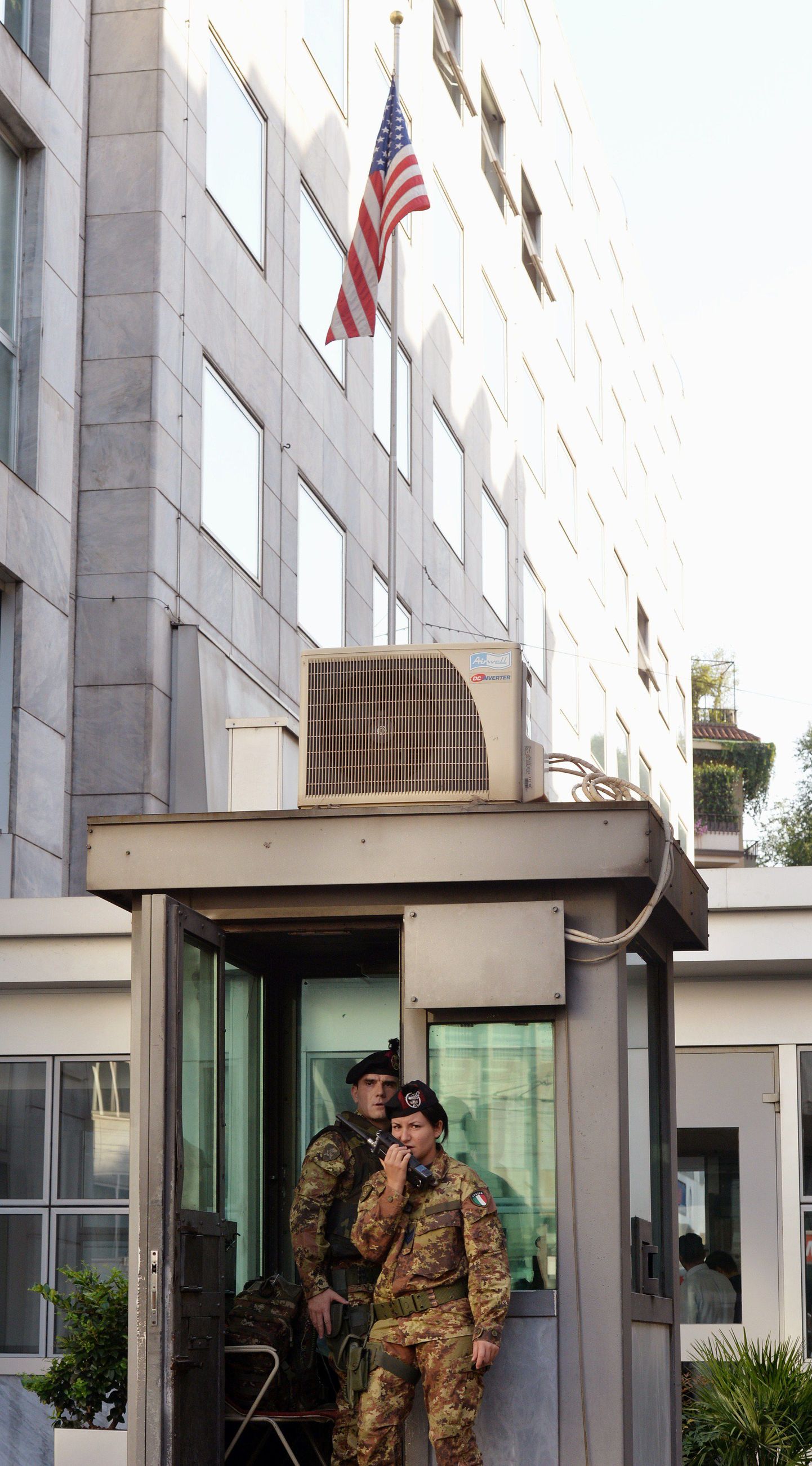 Sõdurid Milanos asuva USA konsulaadi ees.